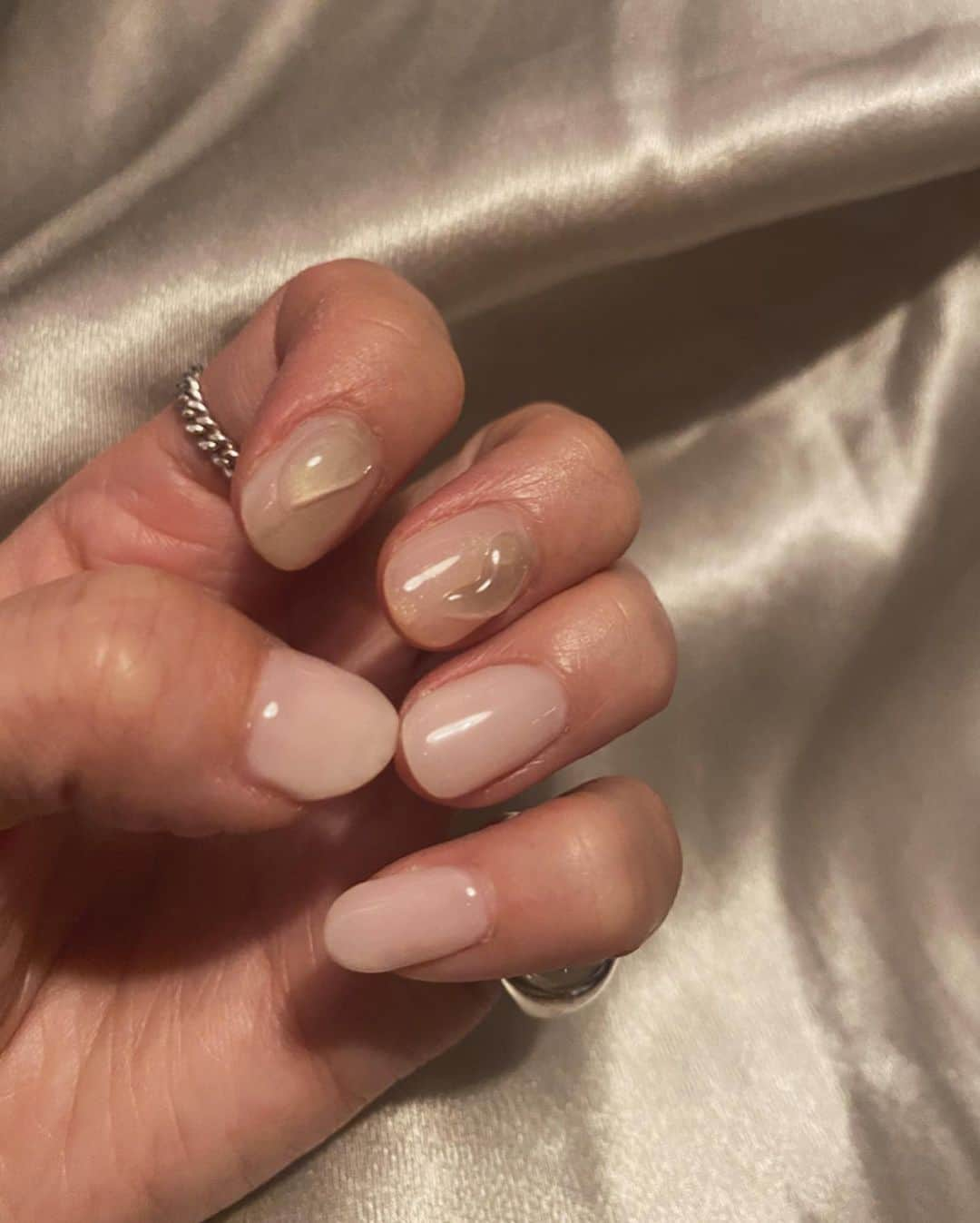 黒石奈央子さんのインスタグラム写真 - (黒石奈央子Instagram)「NAIL CHANGE  最近めっきりシンプル続きだったらちょっとデザイン入れてみた。  左右アシメデザイン  小指のリングはemでアメリで発売中！  @nailsalon_factorygirl #nail#nailart#naildesign#ネイルデザイン#nailstagram #705_nail#フレンチネイル#ちゅるネイル#ちゅるんネイル#大人ネイル#春ネイル#個性派ネイル」2月29日 15時25分 - blackstone705