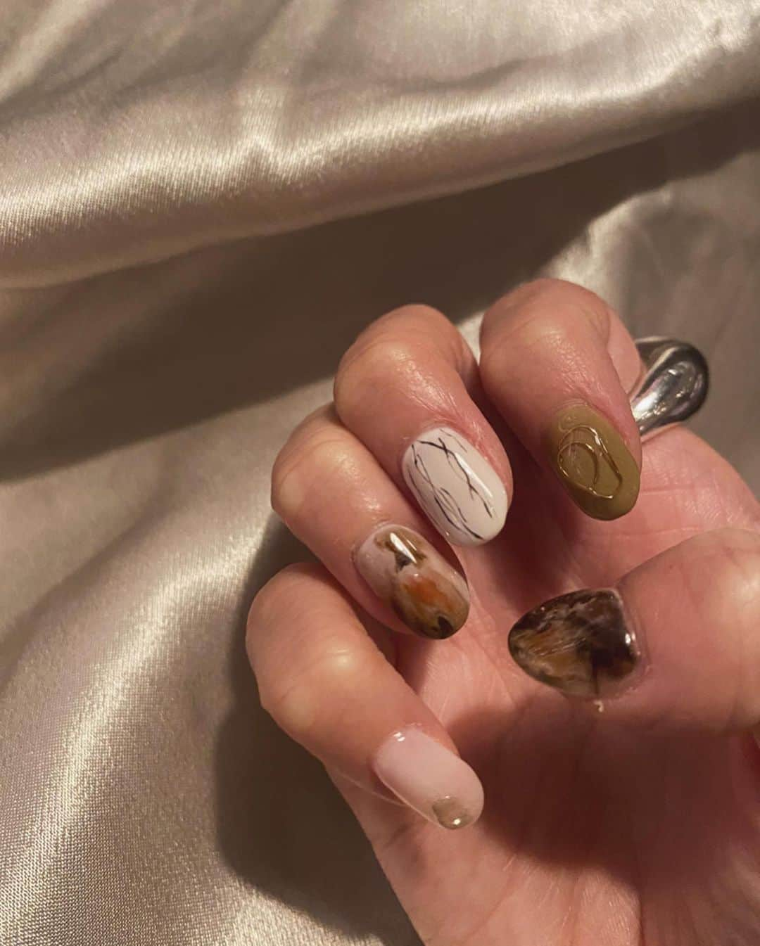 黒石奈央子さんのインスタグラム写真 - (黒石奈央子Instagram)「NAIL CHANGE  最近めっきりシンプル続きだったらちょっとデザイン入れてみた。  左右アシメデザイン  小指のリングはemでアメリで発売中！  @nailsalon_factorygirl #nail#nailart#naildesign#ネイルデザイン#nailstagram #705_nail#フレンチネイル#ちゅるネイル#ちゅるんネイル#大人ネイル#春ネイル#個性派ネイル」2月29日 15時25分 - blackstone705