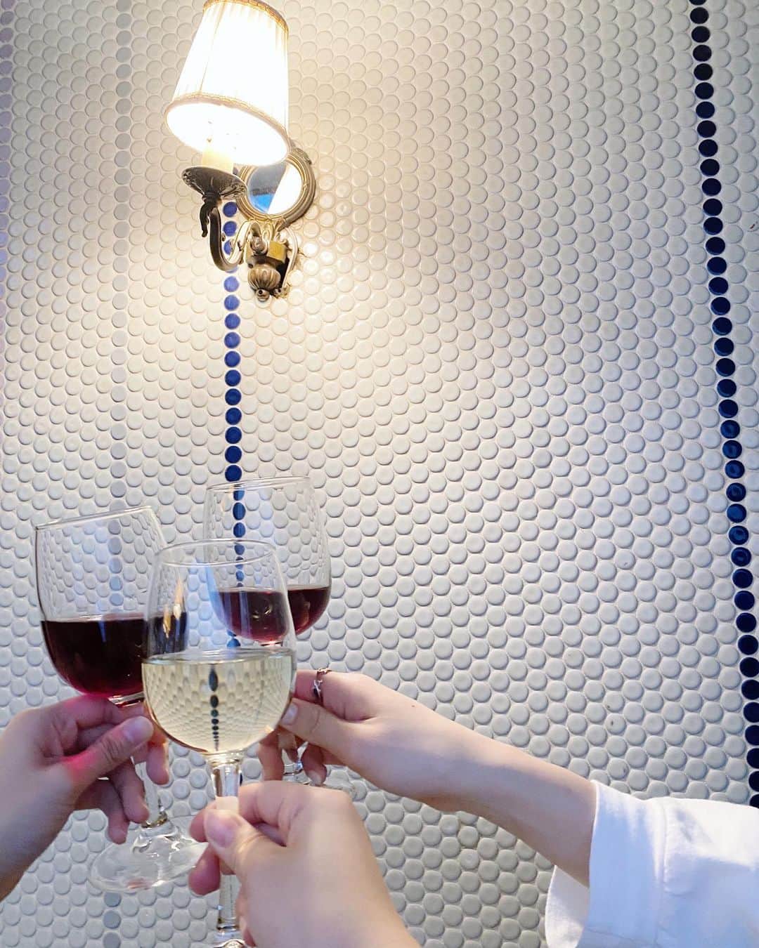 RIKAのインスタグラム：「🍷 𝑊𝑖𝑛𝑒 𝒂𝒕 𝑙𝑣𝑛𝑐𝘩. 白派はいつもりかだけ…」