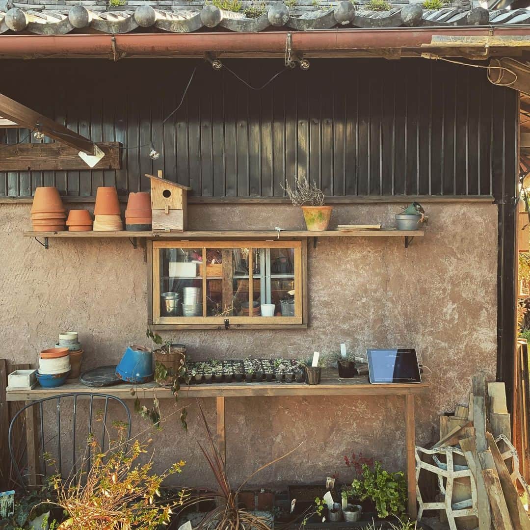 宇田見建設さんのインスタグラム写真 - (宇田見建設Instagram)「先日、3年ほど前にリノベーションさせていただいたお宅に訪問させていただきました。 ・ 奥さまがDIYでリメイクしているお庭や離れの小屋がカッコ良かったです！ #宇田見建設  #リノベーション  #古民家リノベーション」2月29日 15時35分 - utamikensetsu