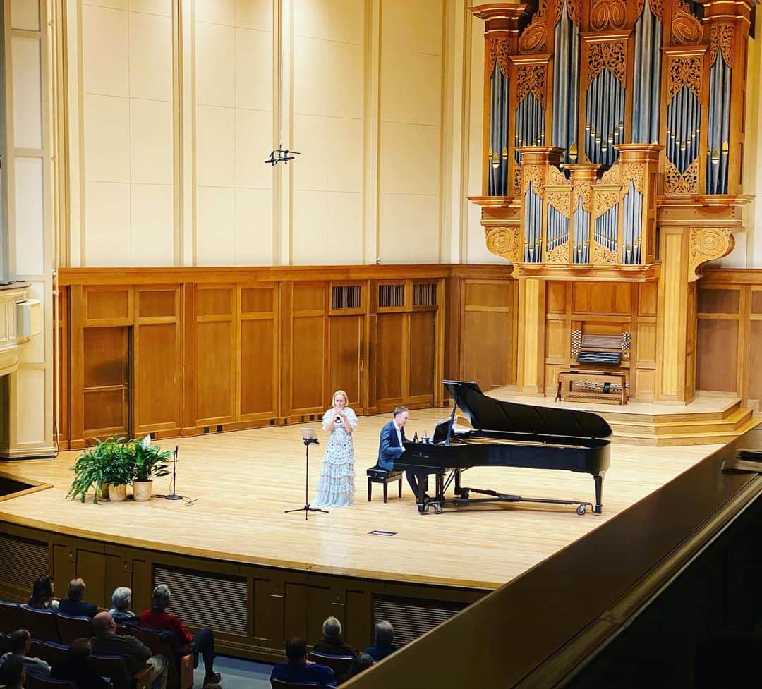 ティーネ・ティング・ヘルセットのインスタグラム：「What a great evening! @gunnarflagstad and I had the most amazing time in Appleton tonight! Thanks to the incredible audience - what a special atmosphere 🤩 @lawrenceunicon (👗 @needleandthreadlondon )」
