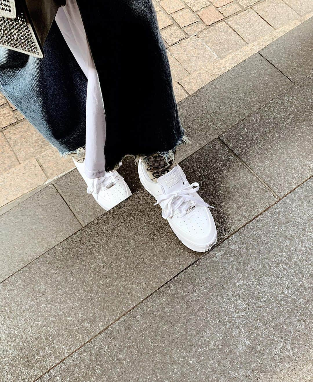 住谷杏奈さんのインスタグラム写真 - (住谷杏奈Instagram)「･ 真っ白の @NIKE Airforce1❄☃ ･ ボディもソールもオールホワイトだから 冬に履きたかったんだーー ･ おろしたて綺麗だったからすぐ撮ったんだけど、 もう既に汚しちゃってる🙃 スニーカー綺麗に保つ方法知りたいな🙃 ･ ･ #kickstagram#sneakers#kicks  #nike#airforce1#allwhite #スニーカー女子」2月29日 15時50分 - annasumitani