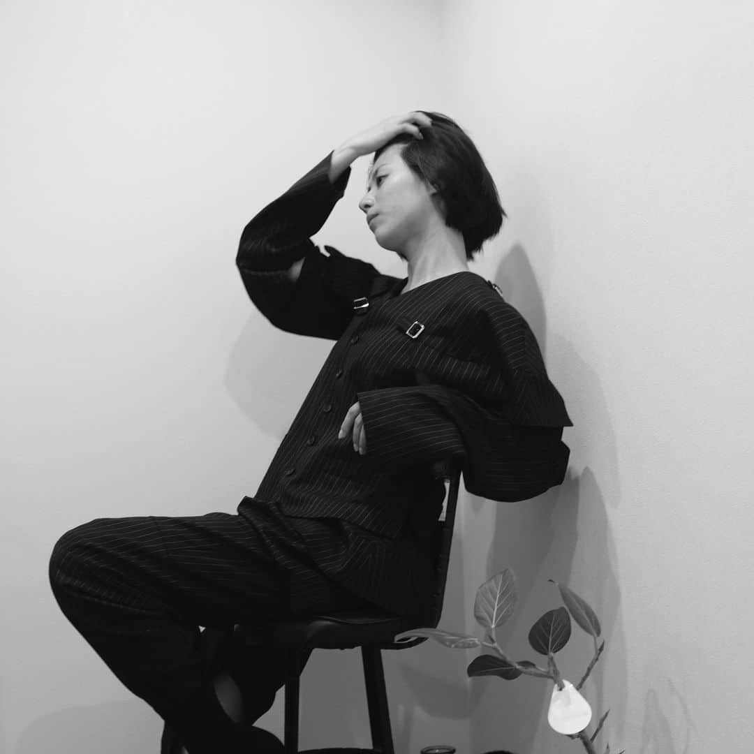 春川芽生さんのインスタグラム写真 - (春川芽生Instagram)「これは私が、黒ずくめの女だった時の写真です。🧳 . 撮影➡︎【 @elaiza_ikd 】 #最近カメラマンもしてるらしい(凄) #家に撮影照明あったがな #色々教わりながらもラフに撮ってもらえた #あざあざのあざ #かっけめセットアップ」2月29日 15時50分 - meiku_harukawa
