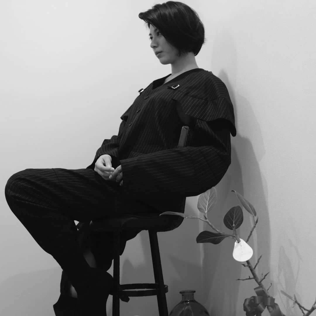 春川芽生さんのインスタグラム写真 - (春川芽生Instagram)「これは私が、黒ずくめの女だった時の写真です。🧳 . 撮影➡︎【 @elaiza_ikd 】 #最近カメラマンもしてるらしい(凄) #家に撮影照明あったがな #色々教わりながらもラフに撮ってもらえた #あざあざのあざ #かっけめセットアップ」2月29日 15時50分 - meiku_harukawa
