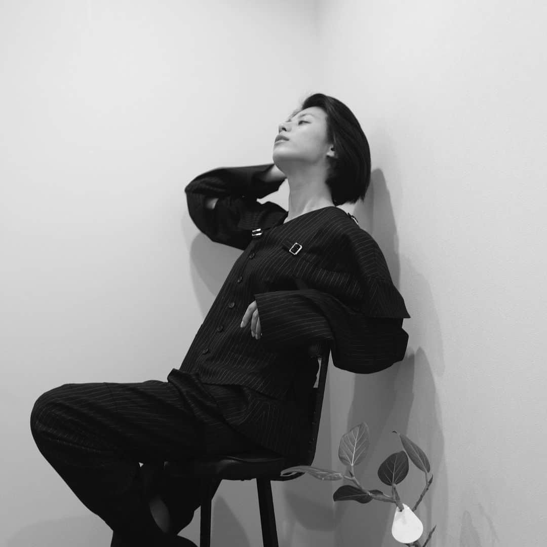 春川芽生さんのインスタグラム写真 - (春川芽生Instagram)「これは私が、黒ずくめの女だった時の写真です。🧳 . 撮影➡︎【 @elaiza_ikd 】 #最近カメラマンもしてるらしい(凄) #家に撮影照明あったがな #色々教わりながらもラフに撮ってもらえた #あざあざのあざ #かっけめセットアップ」2月29日 15時50分 - meiku_harukawa