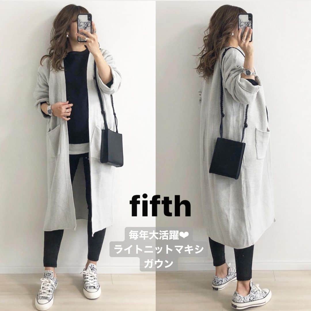 Miyoのインスタグラム：「2020.2.29 ・ 毎年季節の変わり目に大活躍しているfifthの #ライトニットマキシガウン　🖤 165cmでMサイズを着ています☺️ ・ ライトニットマキシガウン…#fifth#fifthtl#フィフス　@fifth_store #デザインショルダースマホバッグ　…#EditSheen#エディットシーン　@editsheen_store 白インナー…楽天 スウェット…UNIQLO デニム…楽天 スニーカー…converse ・ コーデ詳細はブログに書きました✍🏻 @miyopu のトップページからとべます❤︎ ・ ・ ・ #bag#バッグ#高身長コーデ#今日のコーデ#春コーデ#カーディガン#カジュアル#マタニティ#マタニティコーデ#妊婦#妊婦コーデ#妊娠10ヶ月#臨月#妊娠後期#ママコーデ#ママファッション#スニーカーコーデ#パイソン柄#プチプラコーデ#プチプラファッション#シンプルコーデ#カジュアルコーデ#大人カジュアル」