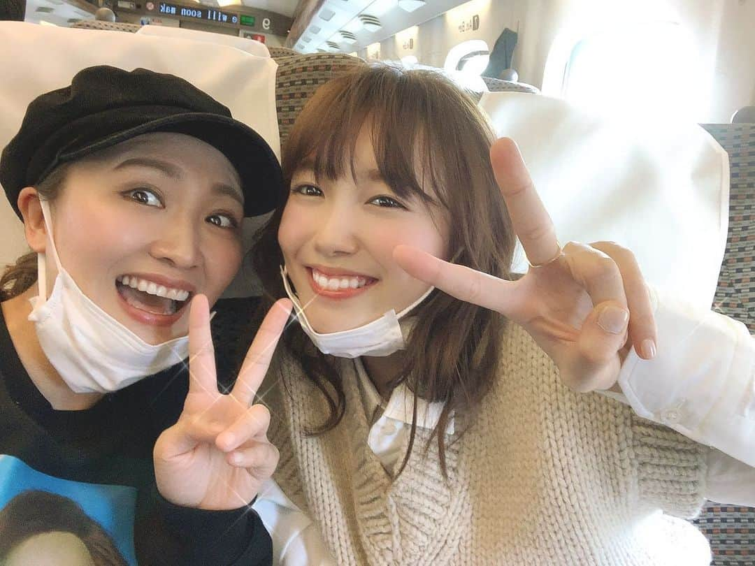 丸山桂里奈さんのインスタグラム写真 - (丸山桂里奈Instagram)「今日は朝、大阪でした。 「にじいろジーン」に出動させていただきました👍👍👍ずっと出たかった番組で、ロケはありましたがスタジオは初めてでしたが、山口さんはじめ、ガレッジセールさん、アンガールズさん、そしてまりえちゃん、ISSAさんみなさんがあたたかく空間が家族のようで、筋肉から喜びだしていましたよ〜❤️スタッフの皆様。ありがとうございました😍 そして帰りに、またまた新幹線でまりえちゃんと遭遇。まりえちゃんとはプライベートでご飯に行きとても仲良くなり、いつも今か今かと会いたい気持ちでしたがなかなか会えずにようやくお仕事で会えました❤️3月はプライベートでご飯に行きます🍚新幹線ではたくさん話しましたがまだまだ話足りず、わたしがピスタチオアイスがカチカチだったから一度席に戻り再度行きましたが、なかなかピスタチオアイスを味わっていたために時間がなくなりました😐ちーん。 今日はまりえちゃんは東京ガールズコレクションで、わたしは夜の収録ですが、お互いに笑顔で楽しみたいなーと思います🤭まりえちゃんは22歳なのに大人っぽくて、わたしより賢いし(当たり前か)可愛いし(当たり前か)おしゃれだし(当たり前か)年齢は離れてるのに、とても話が合います🤭大好きなまりえちゃんでした❤️さ、仮眠してテレビ局に向かいます。みなさま、本日も隅々までよろしくお願いします🤗  #大阪 #収録 #関西テレビ #関テレ #にじいろジーン #素晴らしい番組に出させていただきました #関係者のみなさま #スタッフさま #共演者さま #みなみなさまかたがた #ありがとうございました #飯豊まりえちゃん #はやく飲みに行こうー #いつも癒しをありがとう #天使 #パワースポット #パワーパーソン #いつもありがとう #次回は早めに会おう #だいすきだよ #新幹線の時間が #幸せなら時間に変わりました #しっかりした椅子の支えもあり #時間があっというま #さ #収録いってきます #いい意味で #インスタバエ」2月29日 15時57分 - karinamaruyama