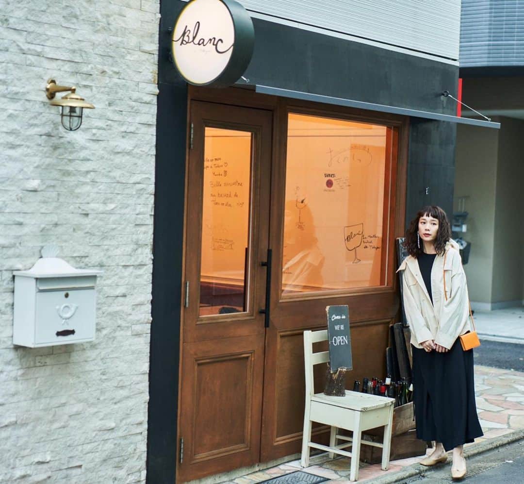 山野ゆりのインスタグラム：「夜にパンを食べに行こう🍞 🍞🍷×👗を記事にしました。 ストーリーとプロフィール欄から飛べるので是非見て下さい♡  早くコロナが落ち着いて、存分にパンを楽しめる日々が戻ってきます様に。記事を見て、行った気持ちになってくれるだけでも嬉しいです🍞🥖 #夜パン#パン#🍞#blanc#👗」