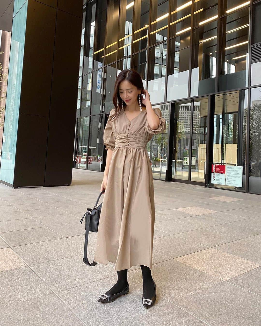 丸山悠美さんのインスタグラム写真 - (丸山悠美Instagram)「#outfit ﻿ ﻿@fifth_store の﻿ #ウエストギャザーロングワンピース ﻿ ウエスト高めとふわっとしたお袖が可愛い。 甘めデザインだけれど大人っぽく着られる。 アースカラーは永遠に好き♡ 60%OFFクーポンが出ていました 🙆‍♀️ . . 今日も朝からキックして来ましたよ✨🥊 除筋せずに、除菌はしっかり！  月曜日から小学校が休校なので スーパーで買い出しからの公園コース🥰 ﻿ #fashion #coordinate #fifth #fifthtl  #ootd  #フィフス #ファッション #コーデ #コーディネート #160cm以上コーデ #ママコーデ #ワンピース #シンプルコーデ #大人カジュアル #カジュアル #トレンド #フェミニン #ワンピースコーデ」2月29日 15時52分 - maruyumi