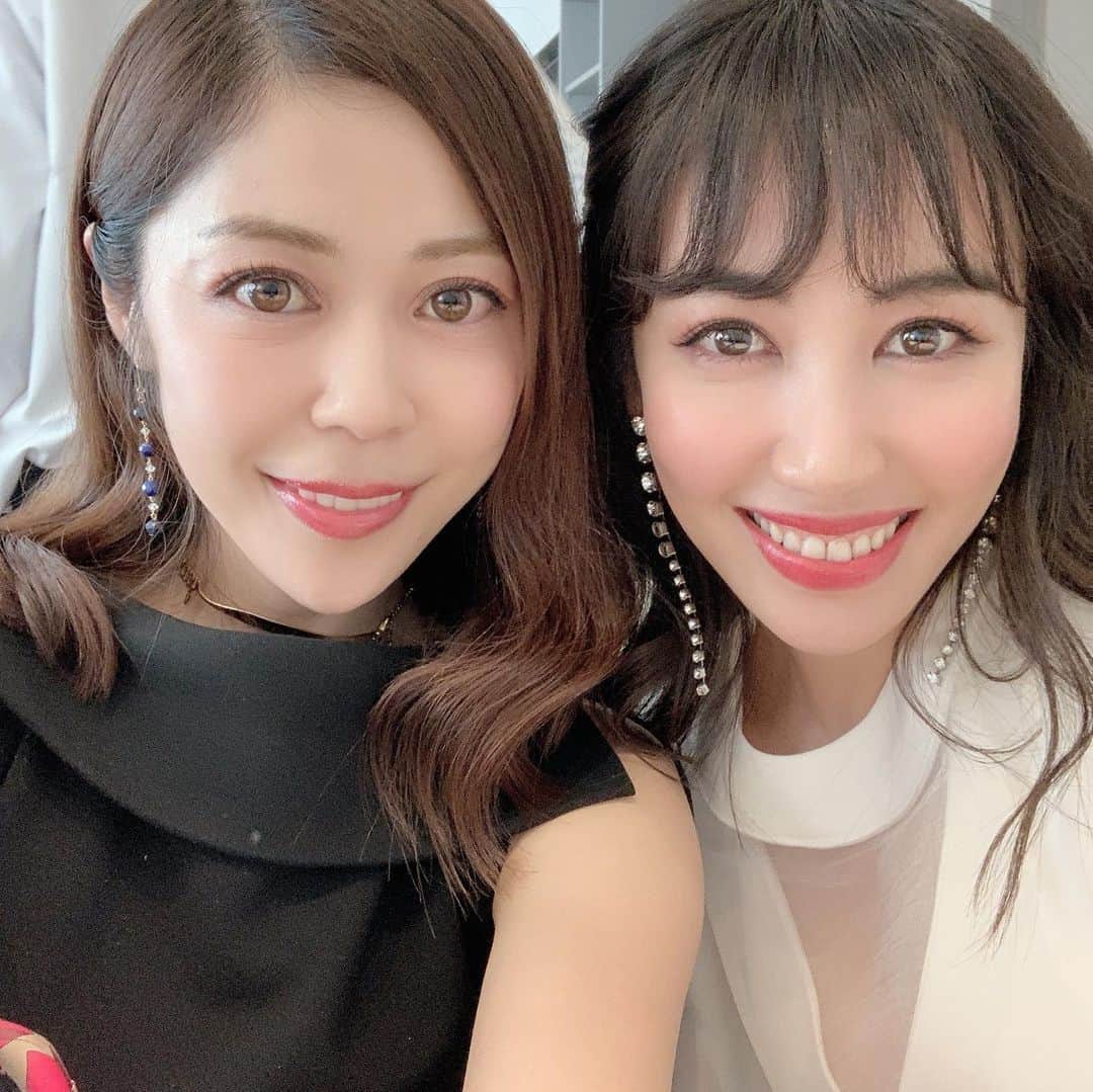 舞香さんのインスタグラム写真 - (舞香Instagram)「アロマ美人の麗華ちゃん主催のランチ会🍽﻿ ﻿ 美意識が高くてハッピーオーラ満載なアロマ美人さんが沢山来てました⤴︎﻿ ﻿ 麗華ちゃんもいつもオシャレで美人で憧れるー❤️﻿ ﻿ 私ももっと内面も外面も磨いてこ(๑˃̵ᴗ˂̵)﻿ ﻿ ﻿ 六本木ヒルズレジデンスに入っているラ・ブリアンツァのランチコース✨﻿ トリュフのグラタンとホワイトアスパラガスが最高に美味しかったです😍﻿ ﻿ #六本木ランチ  #アロマ美人  #ドテラ  #アロマ  #六本木グルメ」2月29日 16時14分 - maika.mahou