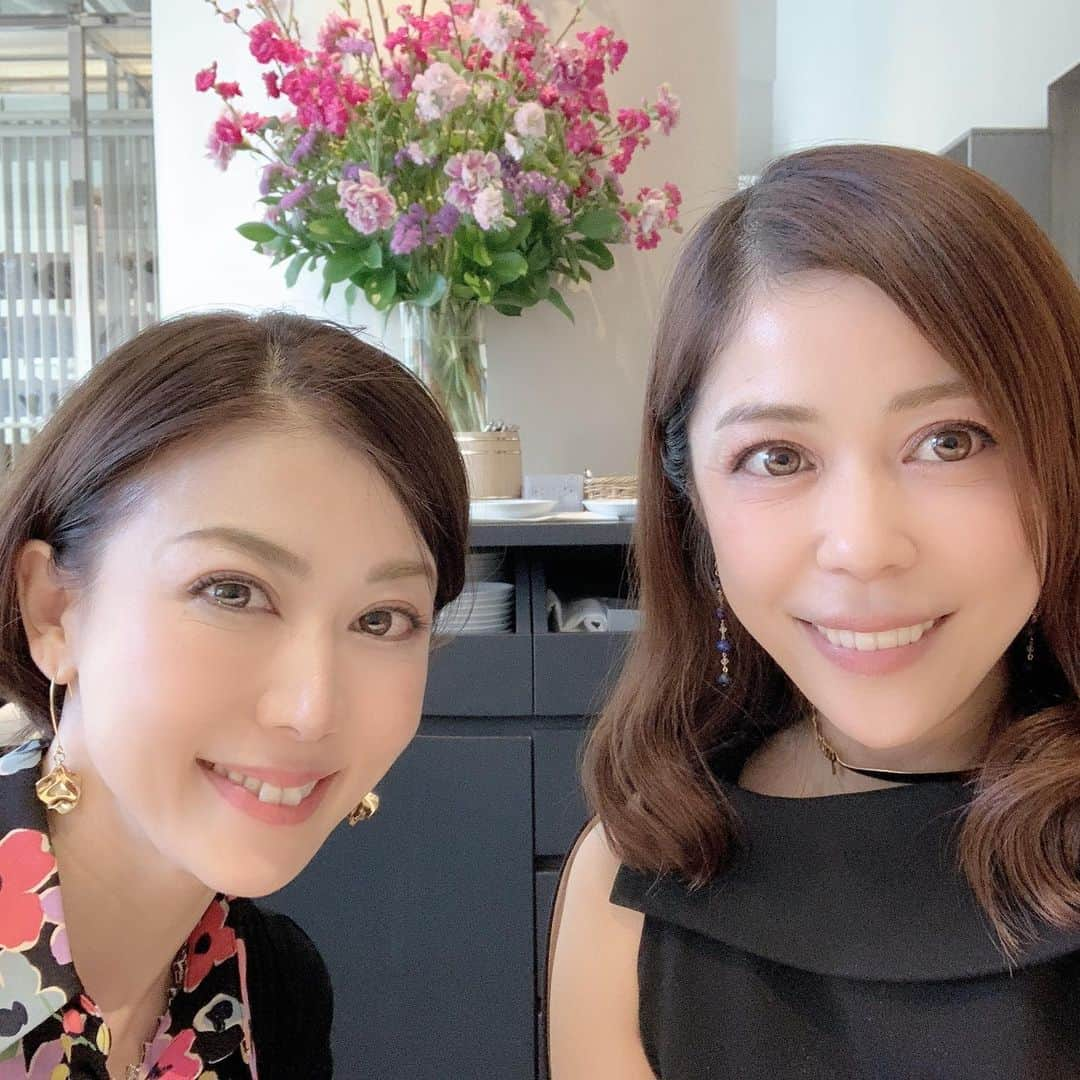 舞香さんのインスタグラム写真 - (舞香Instagram)「アロマ美人の麗華ちゃん主催のランチ会🍽﻿ ﻿ 美意識が高くてハッピーオーラ満載なアロマ美人さんが沢山来てました⤴︎﻿ ﻿ 麗華ちゃんもいつもオシャレで美人で憧れるー❤️﻿ ﻿ 私ももっと内面も外面も磨いてこ(๑˃̵ᴗ˂̵)﻿ ﻿ ﻿ 六本木ヒルズレジデンスに入っているラ・ブリアンツァのランチコース✨﻿ トリュフのグラタンとホワイトアスパラガスが最高に美味しかったです😍﻿ ﻿ #六本木ランチ  #アロマ美人  #ドテラ  #アロマ  #六本木グルメ」2月29日 16時14分 - maika.mahou