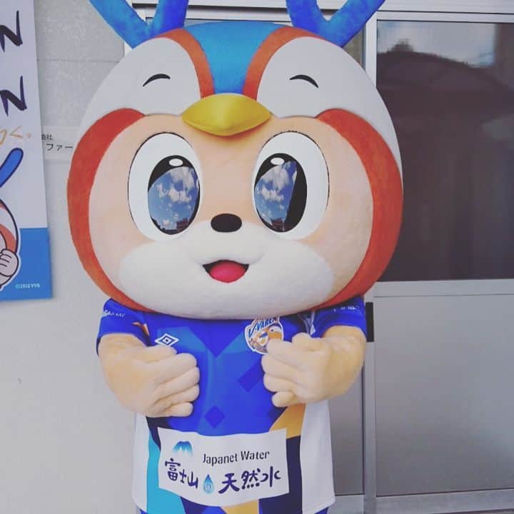 ヴィヴィくんさんのインスタグラム写真 ヴィヴィくんinstagram きょうは長崎市立鳴見台小学校であいさつうんどう おともだちのてづくりのメッセージで ごあいさつがたのしくなりますね 6ねんせいのおともだちとかんじテストにちょうせん ぼくに