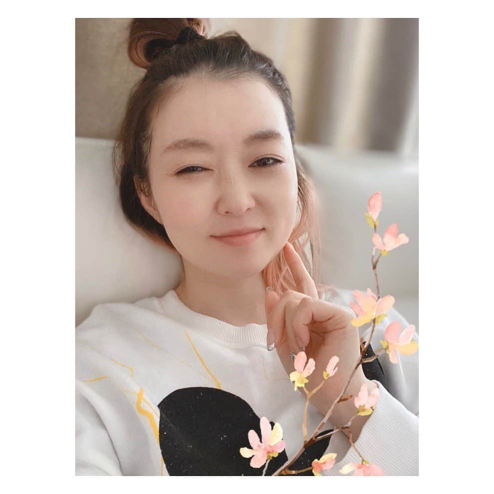荒牧陽子のインスタグラム：「2020.2.28  親知らず抜歯﻿ ┈︎┈︎┈︎┈︎┈︎┈︎┈︎┈︎┈︎┈︎┈︎┈︎﻿ 奥歯が虫歯なったーうそー痛いー﻿ と思ってたんだけど﻿ ﻿ ん？違和感﻿ ﻿ お口の中を確認したら﻿ 親知らずがちょこっと顔出してた！﻿ これが痛い原因か…﻿ ﻿ 痛すぎて歯医者へ駆け込み﻿ その場で切って抜いて縫って…﻿ なんなら、この際﻿ 親知らず全部取りたかったけど﻿ 流石に断られました笑﻿ ﻿ どの程度腫れるか楽しみだったけど﻿ もともとプクプクなので﻿ あまり気にならない程度でした。﻿ ﻿ ロキソニン飲んだけど﻿ 痛い〜﻿ ﻿ 来週は上も抜いてもらいます﻿ がんばろ。﻿ ┈︎┈︎┈︎┈︎┈︎┈︎┈︎┈︎┈︎┈︎┈︎┈﻿ #荒牧陽子」