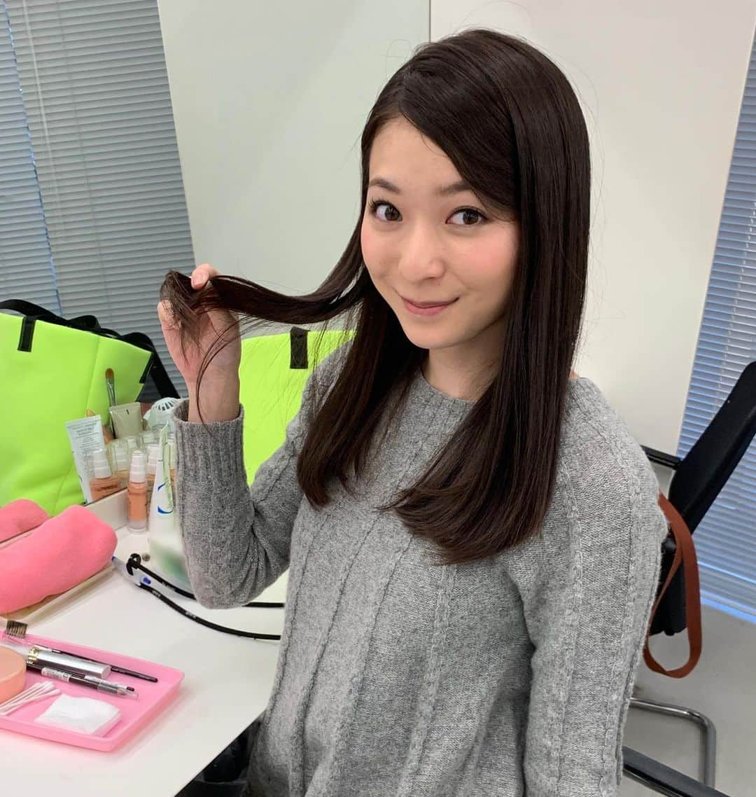 住田紗里さんのインスタグラム写真 - (住田紗里Instagram)「実は、髪を10cm切りました。 会社ではいつも挨拶している方々、ほとんど誰も気付きませんでしたが笑 メイクルームでいつもお世話になっている方々はわかってくださったので、そこでパシャリ。  #髪 #髪の毛 #髪切った  #hair #haircut  #hadmyhaircut #10cm」2月29日 16時37分 - sarisumita_ex