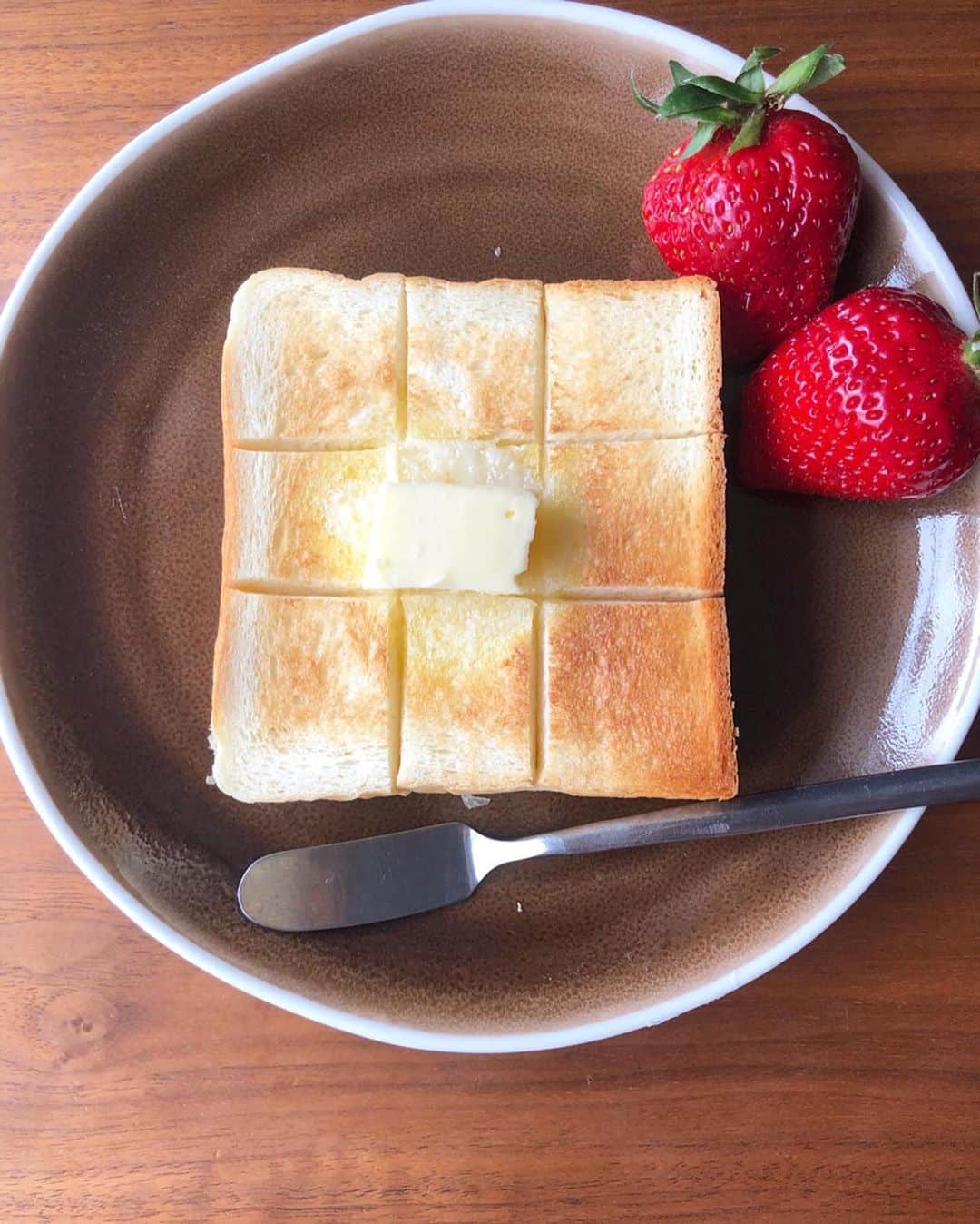 TANAKA SAKi 田中紗貴さんのインスタグラム写真 - (TANAKA SAKi 田中紗貴Instagram)「⋆﻿ 朝ごはんはパン派🍞🥖🥐﻿ ﻿ 初めてエイトの食パン食べたけど﻿ ほんと、おいしーねー🤤💓﻿ ほんのり甘いしっとりした生地﻿ バター乗せて贅沢な朝ごはん☀️﻿ ﻿ 卵アレルギーの息子でも安心して食べれる﻿ あんこの入ったミニ食パン🍞﻿ 1つほぼ1人で食べてた👶🏻笑﻿ ﻿ ﻿ 差し入れやお土産にすれば﻿ 喜ばれること間違いなし🎁💫﻿ パン好きさん是非行ってみてください🙌🏻﻿ ﻿ ﻿ ﻿ #高級食パン専門店エイト﻿ #EIGHTBRADPREMIUM #食パン﻿ #天神橋筋六丁目#オシャレ#大阪グルメ﻿ #関西グルメ#関西パン屋巡り#パン活﻿ #パン屋巡り#パン好きな人と繋がりたい﻿ #極美ナチュラル食パン#インスタ映えスイーツ﻿ #コーヒー好き#パン好き﻿ #男の子ママ#ママガール#ママモデル﻿ #モデル#田中紗貴」2月29日 16時45分 - sakiwo.523