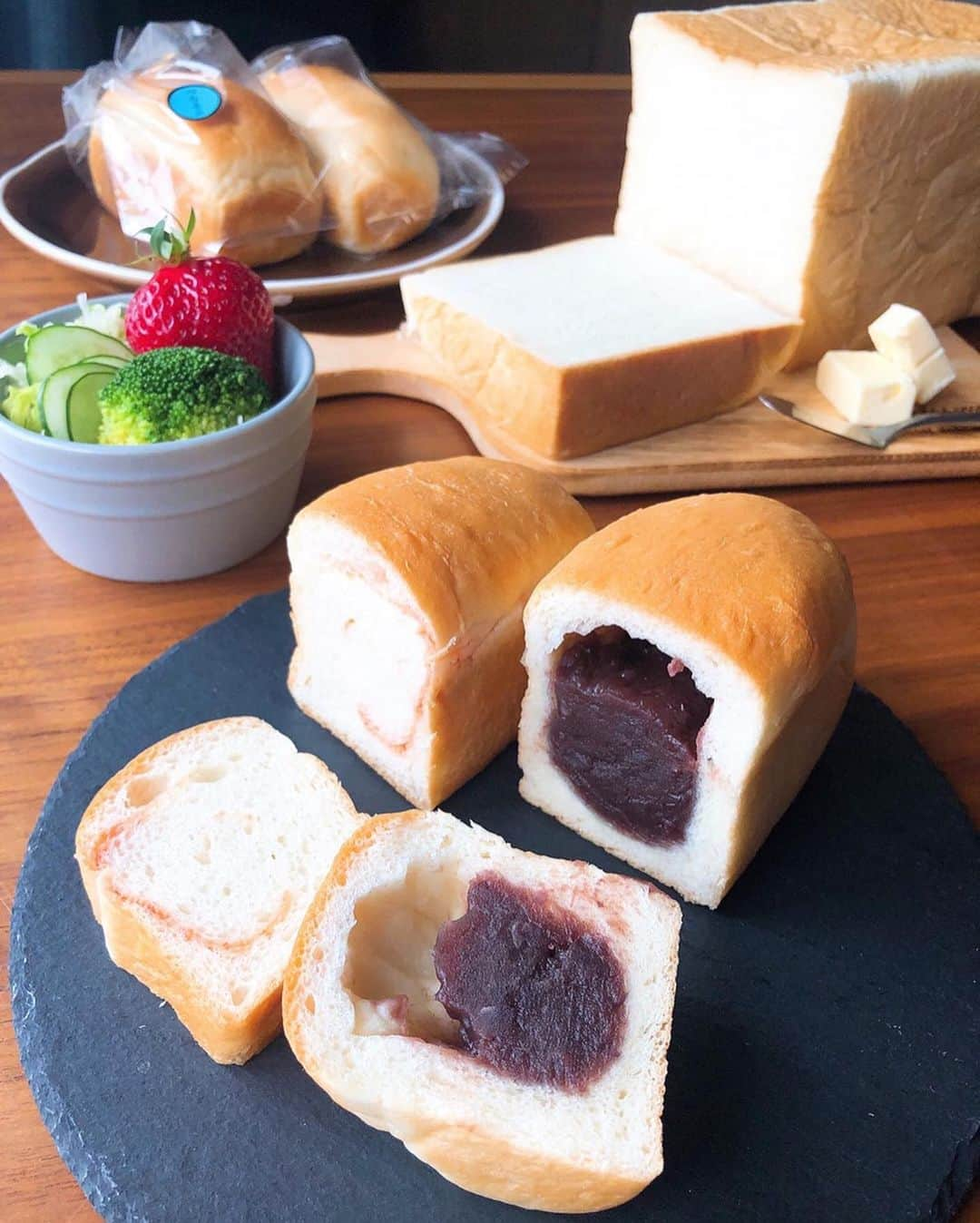 TANAKA SAKi 田中紗貴さんのインスタグラム写真 - (TANAKA SAKi 田中紗貴Instagram)「⋆﻿ 朝ごはんはパン派🍞🥖🥐﻿ ﻿ 初めてエイトの食パン食べたけど﻿ ほんと、おいしーねー🤤💓﻿ ほんのり甘いしっとりした生地﻿ バター乗せて贅沢な朝ごはん☀️﻿ ﻿ 卵アレルギーの息子でも安心して食べれる﻿ あんこの入ったミニ食パン🍞﻿ 1つほぼ1人で食べてた👶🏻笑﻿ ﻿ ﻿ 差し入れやお土産にすれば﻿ 喜ばれること間違いなし🎁💫﻿ パン好きさん是非行ってみてください🙌🏻﻿ ﻿ ﻿ ﻿ #高級食パン専門店エイト﻿ #EIGHTBRADPREMIUM #食パン﻿ #天神橋筋六丁目#オシャレ#大阪グルメ﻿ #関西グルメ#関西パン屋巡り#パン活﻿ #パン屋巡り#パン好きな人と繋がりたい﻿ #極美ナチュラル食パン#インスタ映えスイーツ﻿ #コーヒー好き#パン好き﻿ #男の子ママ#ママガール#ママモデル﻿ #モデル#田中紗貴」2月29日 16時45分 - sakiwo.523