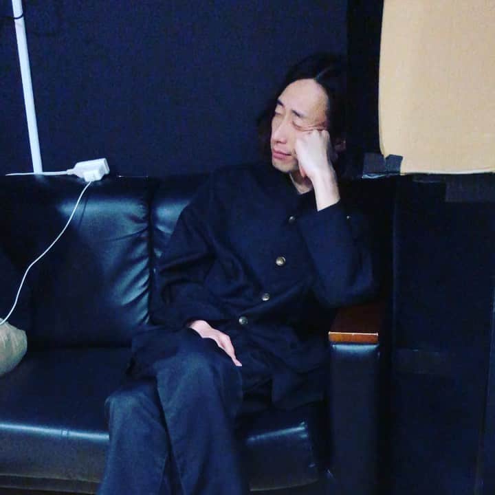 福井俊太郎のインスタグラム：「GAG初沖縄花月 #嬉しい #2月でも半袖いける #ただ #みやちゃんの学ランだけ #ボタン１つしかない #これが沖縄スタイル #すごいモテる男だから的な設定じゃないよ #そんな設定だったら彼が逆にかわいそうだし #単純に #ボタンが１つの学生 #違和感 #コント中の笑い減る #でもネタ中一切いじらない #だって #元ネタ大事にしたいから #ただ #１つボタン学生はこのネタ #ツッコミ役なんだよなぁ #低くねっとりした声で」