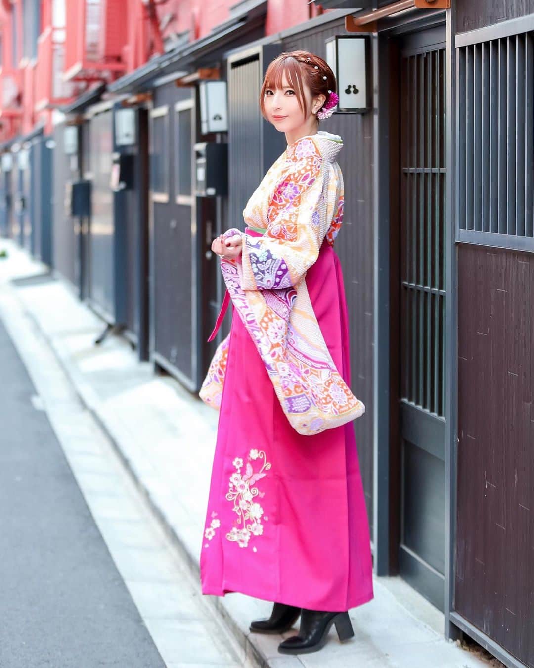 のインスタグラム：「時期的に袴〜👘﻿ 店員さんにおまかせしたら﻿ 謎に派手な組み合わせされて﻿ わけわからん色合いの袴になった🥳﻿ 髪型もおまかせでいつのまにか﻿ パールついてた🥳﻿ ﻿ まいっか🥳🌹﻿ ﻿ ﻿ ﻿ ﻿ ﻿ ﻿ ﻿ ﻿ ﻿ ﻿ ﻿ ﻿ ﻿ ﻿ ﻿ ﻿ #portrait #picture #photo #model #instagood #instafollow #love #like #picoftheday #follow #followme #japan #japanese #photography #kawaii #camera #fashion #ig_japan #girl # #ポートレート # #袴 #asakusa #kimono #셀카 #패션 #데일리룩 #셀피 #메이크업 #팔로미」