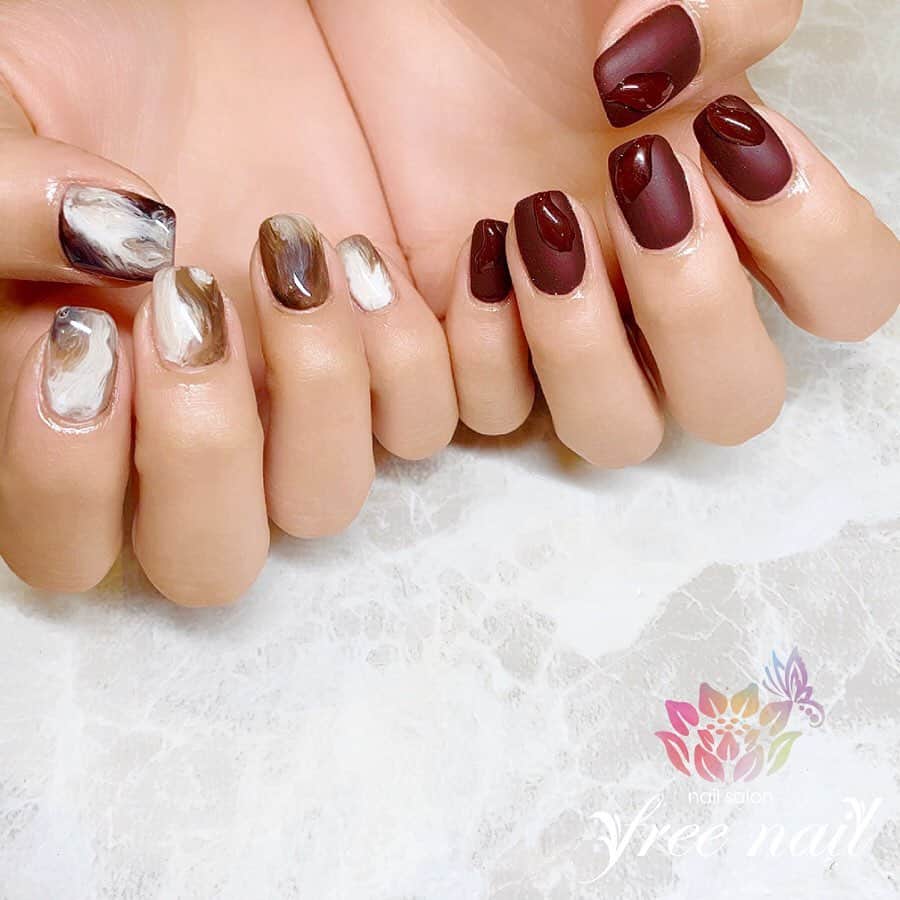 free nail フリーネイルのインスタグラム：「. お客様ネイル💅🏻❄️ . アシメネイル🎭✨ . トレンドスクエアネイル💠✨ . スワイプして動画も見てね⇨☝︎🎬✨ . ご来店ありがとうございました🙇🏻‍♀️🙇🏻‍♀️🙇🏻‍♀️💗 . #ネイルアート #ジェルネイル #ネイルサロン #大阪ネイルサロン #ネイルデザイン #ネイルチェンジ #アシンメトリーネイル #アシメネイル #大理石ネイル #マットネイル #スクエアネイル #ブラウンネイル #ボルドーネイル #デザインネイル #トレンドネイル #シンプルネイル #大人ネイル #冬ネイル #winternails #nailsart #nailsdid #美甲 #日式美甲 #日式美甲胶 #日本美甲师 #日本美甲老师 #美甲上课 #日本胶 #フリーネイル #freenail」