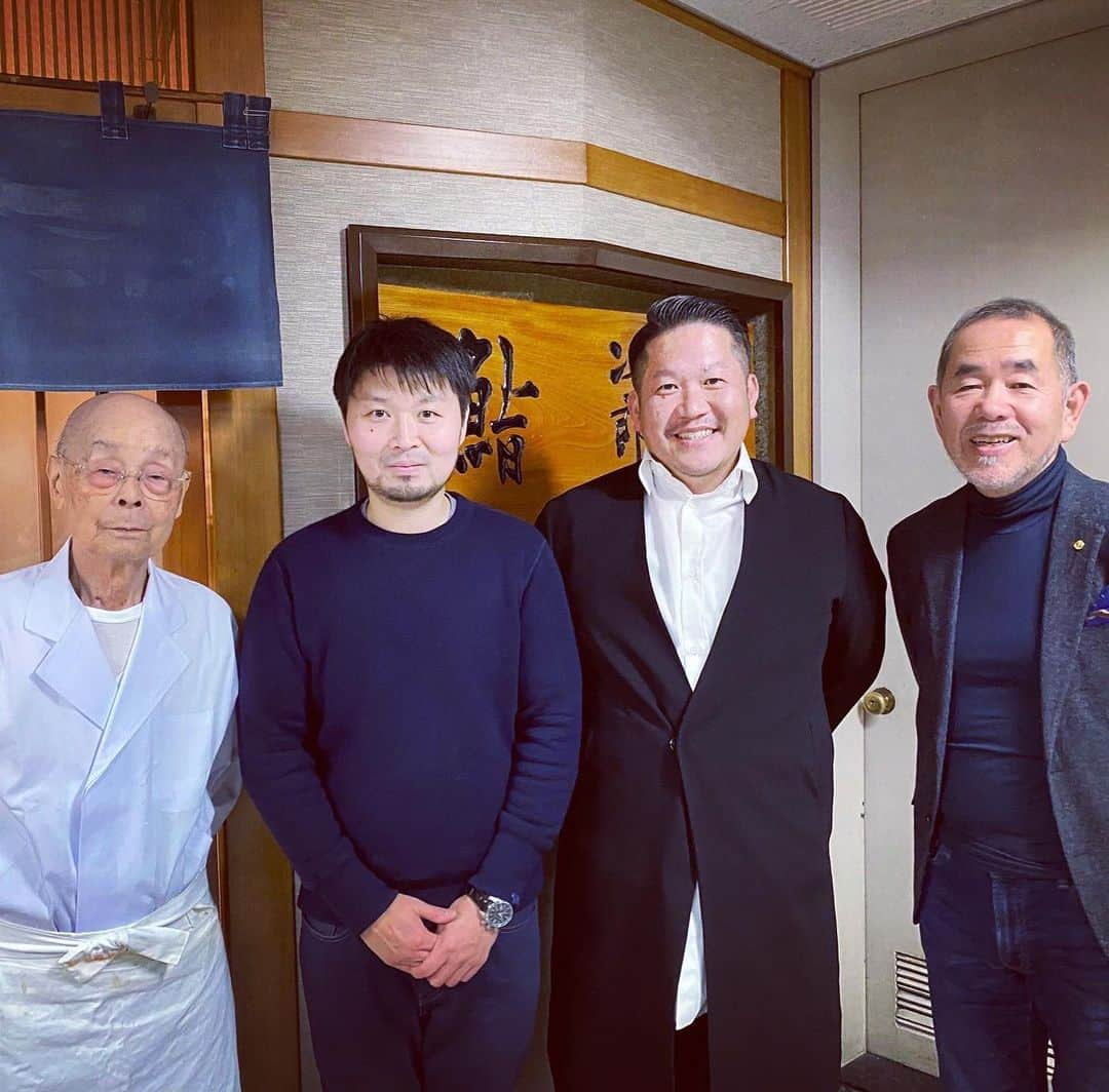 FukuyamaGoh さんのインスタグラム写真 - (FukuyamaGoh Instagram)「貴重で素晴らしい体験をさせて頂きました。 本当にありがとうございました @zaiyuhasegawa 🙇🏻‍♂️🙇🏻‍♂️ #すきやばし次郎  #江戸前寿司  #お誕生会  #山本益博さん解説　#amazingexperience」2月29日 16時57分 - goh_f