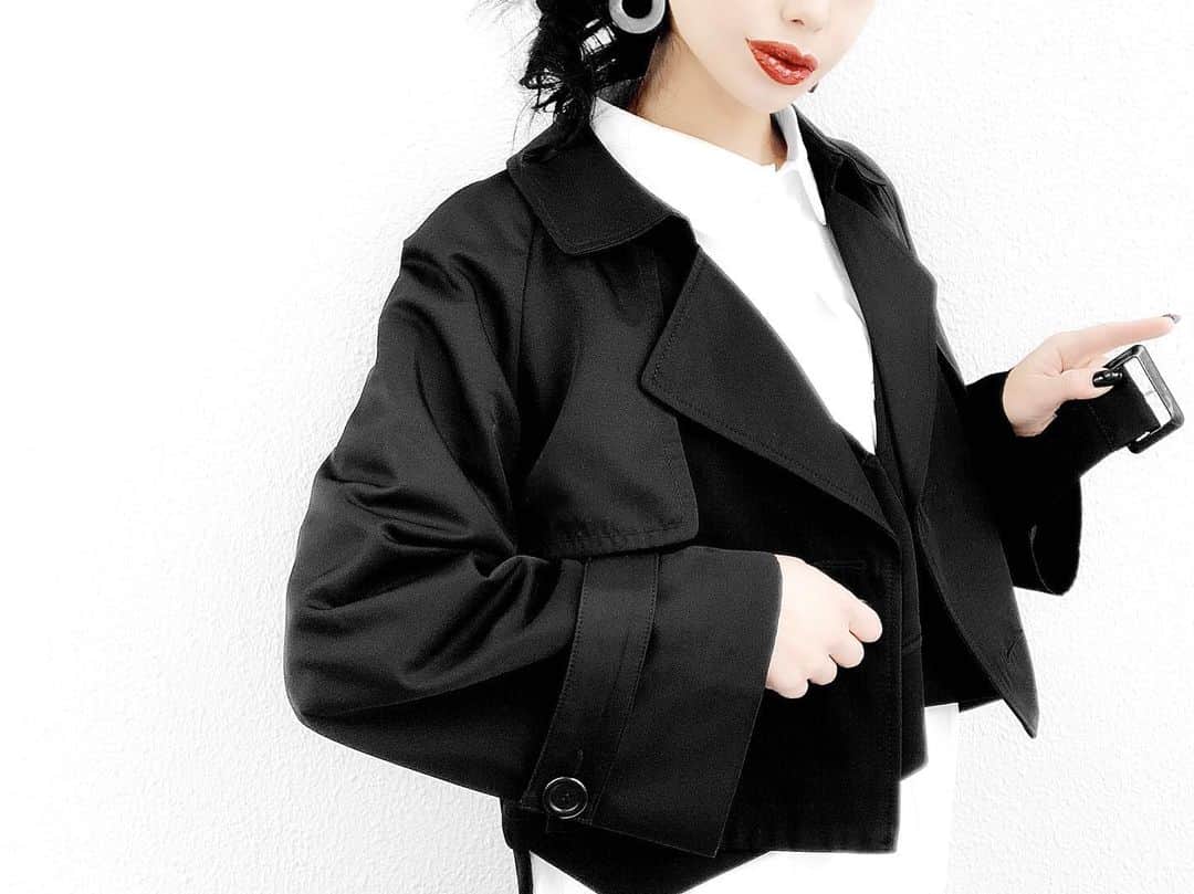 lve_xxxxのインスタグラム：「.﻿ .﻿ @lveu.official ﻿ ☑︎ LVEU.Original short trench coat﻿ ﻿ お気に入り🖤﻿ ﻿ ﻿ #LVEU. #ラブユ﻿ #Original #shorttrenchcoat﻿ #trenchcoat﻿ ﻿ ﻿」