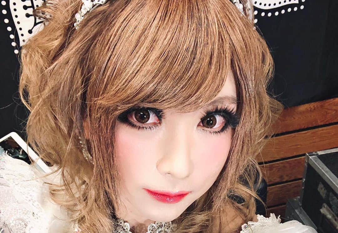 HIZAKIさんのインスタグラム写真 - (HIZAKIInstagram)「YouTube Live ご覧の皆様ありがとうございました！ https://m.youtube.com/watch?v=Zd0g3VioM-s&feature=youtu.be  #HIZAKI #Shoyo  #IyodaKohei #Michal  そして夜は密会で #KAMIJO さんからプレゼント🍷🍖🍷🍷🌹」2月29日 17時13分 - hizaki_official