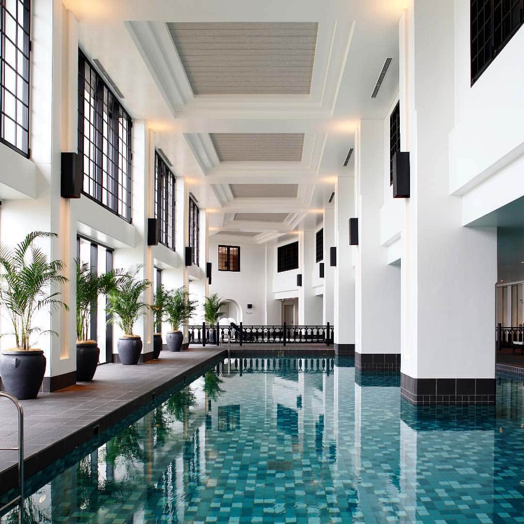 ホテルモントレグループのインスタグラム：「天候に左右されることなくお楽しみいただける屋内プール。日が暮れるとライトアップされ、日中とはひと味違う雰囲気でご利用いただけます。 . The indoor pool allows guests to enjoy a dip in the water regardless of the weather, while at night the pool is lit up making for a subtle change in ambiance. . #hotelmontereyokinawa #hotelmonterey #okinawa #resorthotel #pool #visitjapan #okinawatrip #vacation #resort #hotel #luxuryhotels #ホテルモントレ沖縄 #ホテルモントレ #沖縄 #沖縄旅行 #沖縄ホテル #恩納村 #タイガービーチ #プール #リゾート #リゾートホテル #ナイトプール #ホテル」