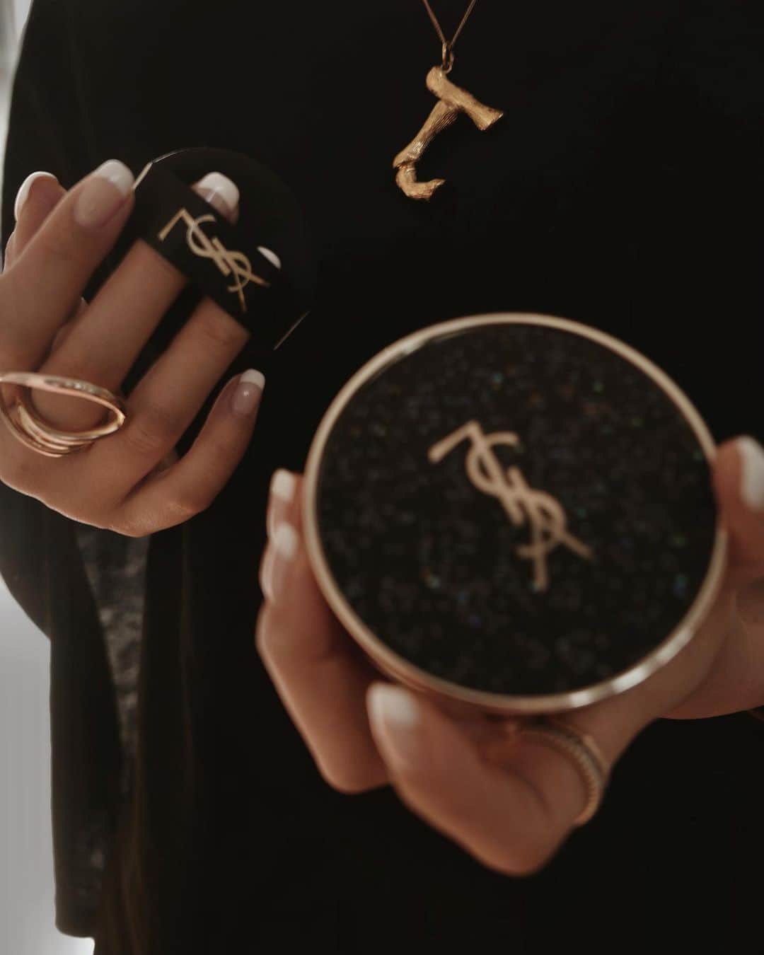 JUNNAのインスタグラム：「@yslbeauty の 2020年春の限定パッケージ クッションファンデーション "アンクル ド ポー ル クッション"  キラッキラのコンパクトは毎朝のお化粧時間を わくわくさせてくれる✨ お化粧直しする時にbagから出てきたら可愛い...❤️ にしても、お化粧してる時の顔って怖い。  #ysl #yslbeauty #クッションファンデ #ファンデーション #コスメ#junna💋#デパコス#メイク#サンローラン #farisjewelry #charlottechesnais#フレンチネイル」