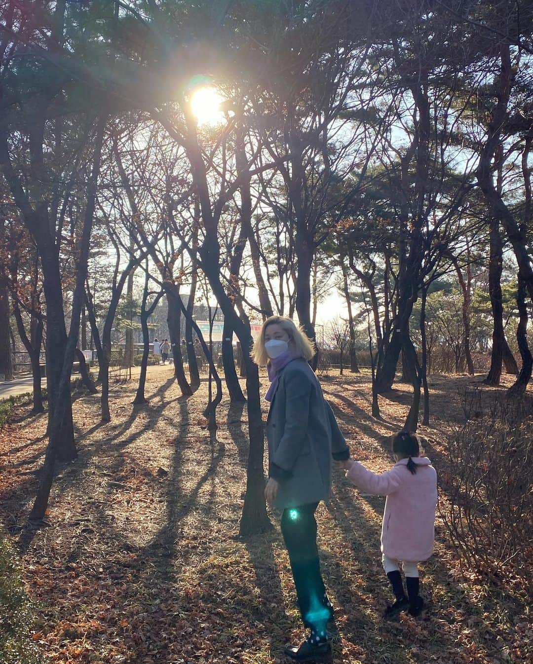 チャン・ユンジュのインスタグラム：「매일 아무렇지 않게 했던 소소한 일상이. 이렇게 소중한 건지. 이런 시간을 통과하며 배우네요.  봄을 이기는 겨울은 없다. 우리가 함께 일때. 이겨낼 수 있다고 믿으며. _ #❤️」