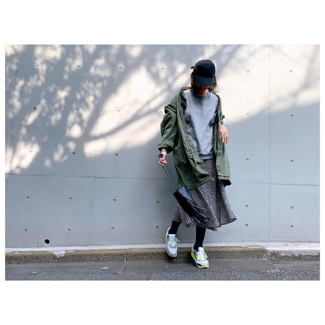 のインスタグラム：「日中はだいぶぽかぽか。 でも、まだ素足にはなれません。 免疫力あげるには体冷やしちゃいけないしね✊ あったかくなってから大好評いただいているHERFEE BIG SWEAT。 ベージュは完売、グレーもたくさんご用意していたのですがラス1となりました。 ご購入いただいた皆様ありがとうございます😊 本当に着回しやすく着心地の良いスウェットです。 再入荷の予定はございませんのでぜひチェックしてみてくださいね😜 Top&Bag&Skirt&Cap/ @herfee_official  Outer/ #used Shoep/ #nikeairmax  #fashion #style #ootd #outfits #herfee」
