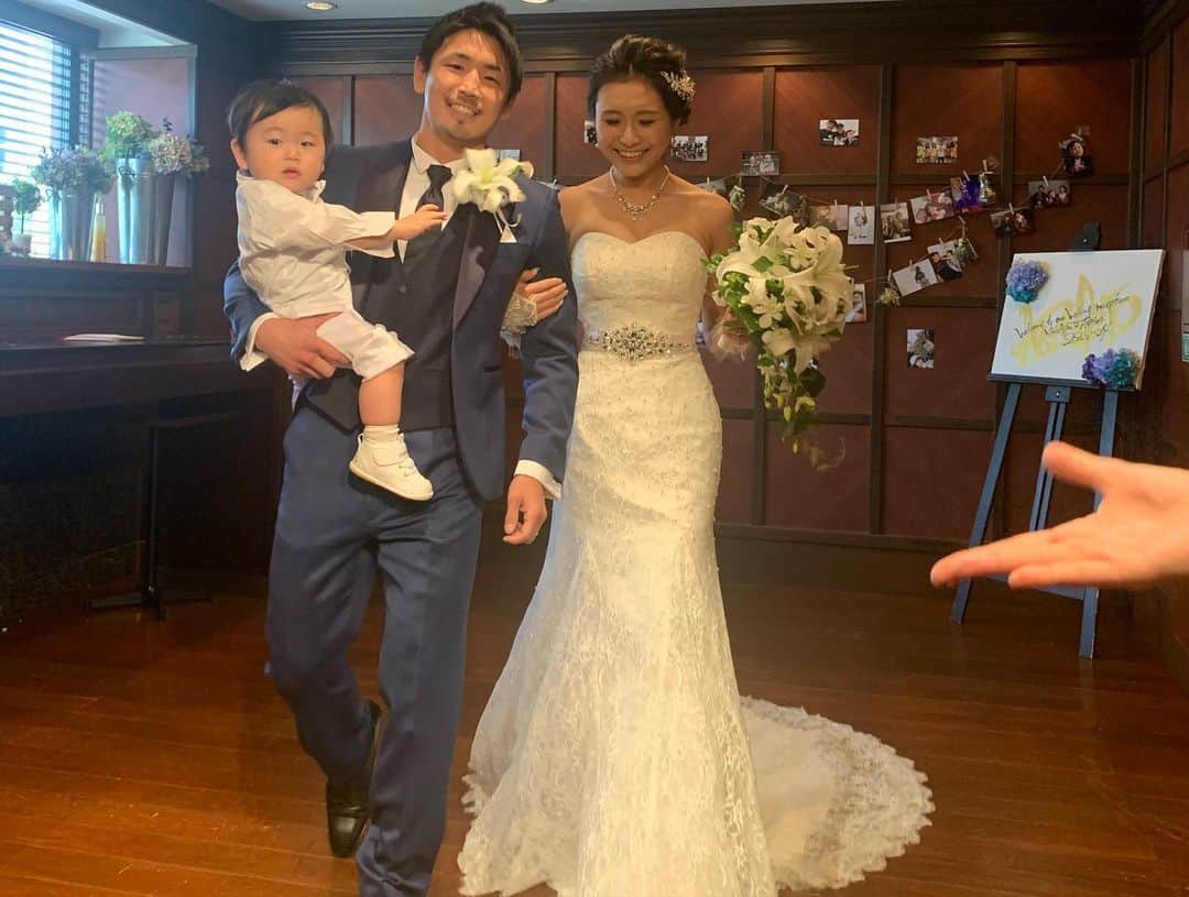 あゆむさんのインスタグラム写真 - (あゆむInstagram)「ありー＆狂犬選手夫婦Wedding♥️ ありーのドレス姿めちゃくちゃ綺麗やったああ✨💓(⸝⸝⸝´꒳`⸝⸝⸝) 2人の人柄の様にあたたかくて幸せいっぱいの素敵なお式で、とてもあたたかい気持ちになりました💓  森本家ベイビーの虎太郎くんも相変わらず可愛くて元気いっぱい🐯♥️ 森本家にたくさん幸せがふりそそぎますように！！♥️✨ 本当におめでとうございます🎉💗 #結婚式 #RISE #レースクィーン #r1seforce」2月29日 17時58分 - aym_lml