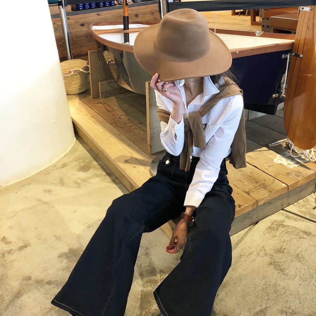 asuka0119のインスタグラム：「2020.2.29, . @joliechambre ✖️後藤真希コラボのこのdenim #ハイウエストワイドデニム とにかくストレッチ効いてて履きやすい\♡/" ボタンが可愛いの🌸 スワイプでバックスタイルも見れます(ت) . ゆったりウエストがよくてMにしたけど、心配しなくても本当によくストレッチ効いてるぅ🙏🏻✨ . shirt knit #uniqlo #ユニクロ denim @joliechambre @joint_space #joliechambre #jolie_fashion #jointspace #pr yjc711-0188  #ママコーデ #ファッション通販 #プチプラ通販 #プチプラコーデ #プチプラ#高身長コーデ #高身長#高身長女子 #アラフォー#アラフォーコーデ #カジュアル#大人カジュアル #ユニジョ #ワイドデニム#シャツ#ハット」