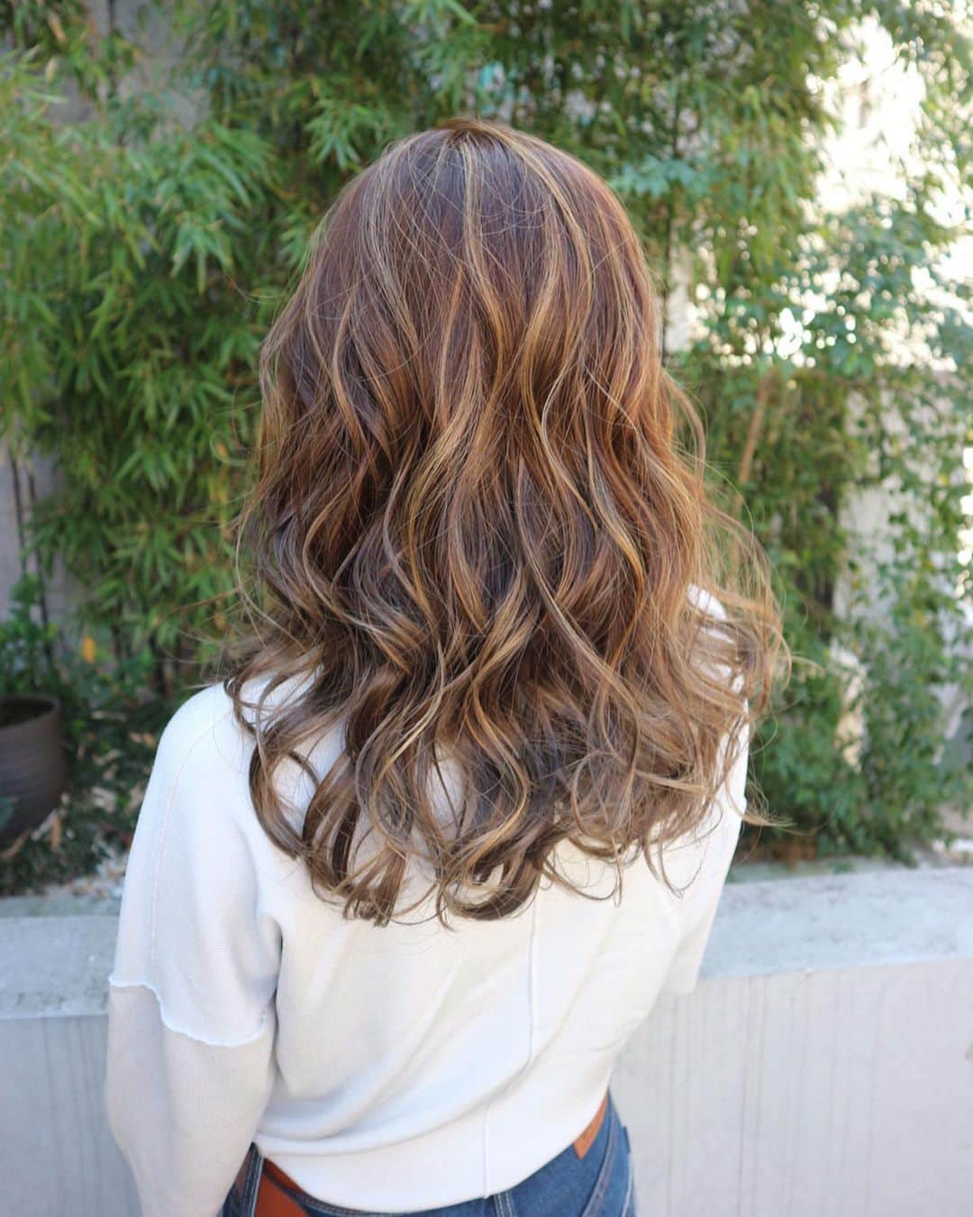 RENA のインスタグラム：「渋谷の宮益坂にある @fix_upbeauty でヘアチェンジしてきました🌸 ． 全体的にハイライトいれて絶妙なカラーで素敵に仕上げてもらいました❤︎ ． 施術がとっても丁寧で早くて凄く良い感じにしてもらえた✨ ． 店内の奥行きあって天井も高くてガラス張りの入り口のおかげで明るくてこのスペースで8席しか無い広々空間は本当心地良い🙏✨ ． ずっとやりたかったこの感じ❤︎ 春が楽しみになったよ;) . 銀座にもあるから近くでハイライト上手でリーズナブルな美容室を探してる方はぜひ行ってみてね🌿 ． 本当にオススメ🌊✨ . ． #shibuya #hairsalon #spring2020 #hairchange #shibuyahairsalon #fixup_shibuya #渋谷美容室 #コントラストハイライト #ハイライト #ハイライトカラー #オトナ女子 #ヘアチェンジ #お気に入り」