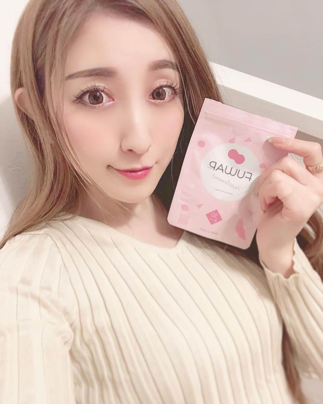 東條恭子さんのインスタグラム写真 - (東條恭子Instagram)「帰国しましたっ💓 . . 暖かい日も増えてきて😊🌸 春がもうすぐそこにと思うと心躍りますっ🎶 . ピンクのパッケージが可愛らしい#FUWAP はその後も バッグにin♬ 自然由来の素材のみでつくられていて、女性らしさを磨くと言われている#ワイルドヤム もたっぷり配合♡ お肌の調子もとっても良いです💓 . 3月10日までFUWAPの公式アカウントではフォローキャンペーン実施中! アカウントの「フォロー＆いいね」でFUWAP1ヶ月分 (2袋)が10名に当たるそうです✨ 写真のタグ付けからぜひキャンペーン確認してみてねっ♡ キャンペーンではずれてしまっても初回特別価格9円で お試し出来るのは嬉しいですよねっ🌟 . . #美容 #美容好き #美容好きな人と繋がりたい #美容好きさんと繋がりたい #フワップ #ボディケア #バストケア #バストアップサプリ #pr #FUWAPアンバサダー #beauty #japan #tokyo #japanese #japanesegirl #tokyogirl #プロゲステロン #ボディライン #サプリ #サプリメント」2月29日 18時09分 - kyoko_tojo