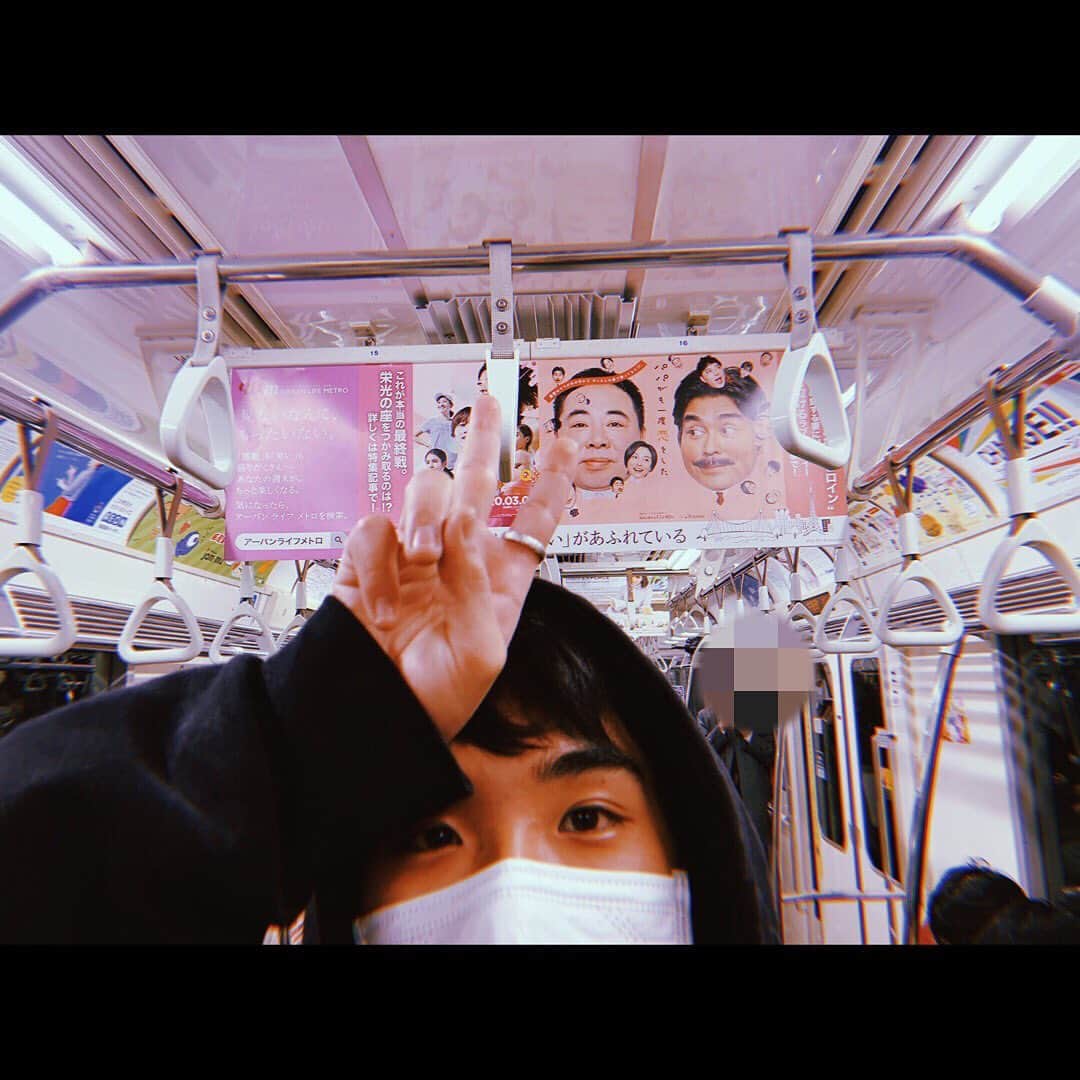 若林時英のインスタグラム：「今日は5話ですよ。 たまたま、電車にポスターが！！！ 昨日、自撮りみたいというコメントがあったので電車内で自撮りをしてみたら周りから変な目で見られてしまいました。お恥ずかしい。  是非、ご覧下さい。 ドラマの方ですよ、写真じゃなく。  #パパがも一度恋をした」