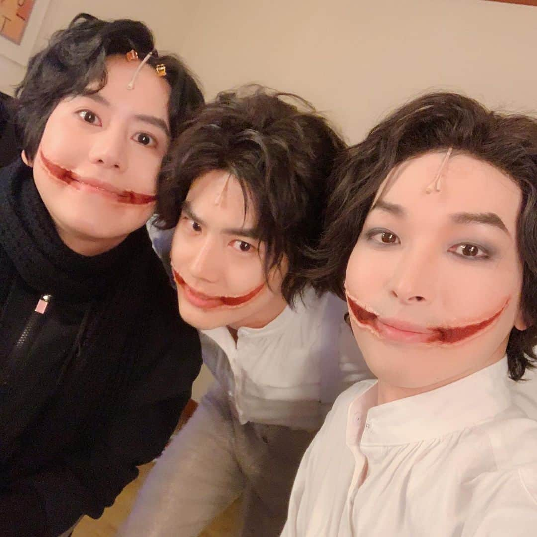 キュヒョンさんのインスタグラム写真 - (キュヒョンInstagram)「만족이 보장 된 쇼!! 웃는남자 (The Man who laughs). 규윈플렌 막공 무사히 끝냈습니다^^ 2개월간 함께 달려주신 관객여러분들 정말 감사드립니다..! 사랑합니다^^ 서포트 잘 마셨습니다! 아쉬운 분들은 규티비로 규윈플렌 보러 모이세요 #웃는남자 #규윈플렌 #규윈플렌막공 #가지마 #평생함께하자고했잖아 #규티비」2月29日 18時03分 - gyuram88