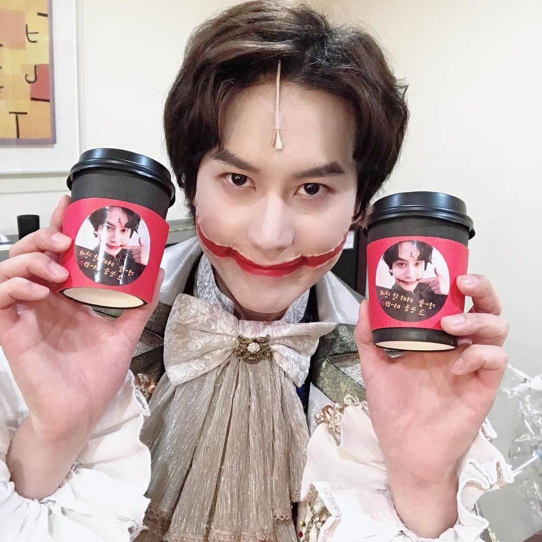 キュヒョンさんのインスタグラム写真 - (キュヒョンInstagram)「만족이 보장 된 쇼!! 웃는남자 (The Man who laughs). 규윈플렌 막공 무사히 끝냈습니다^^ 2개월간 함께 달려주신 관객여러분들 정말 감사드립니다..! 사랑합니다^^ 서포트 잘 마셨습니다! 아쉬운 분들은 규티비로 규윈플렌 보러 모이세요 #웃는남자 #규윈플렌 #규윈플렌막공 #가지마 #평생함께하자고했잖아 #규티비」2月29日 18時03分 - gyuram88