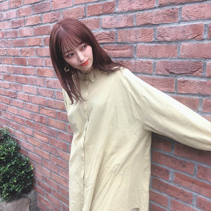 MANAE【Violet】さんのインスタグラム写真 - (MANAE【Violet】Instagram)「イメチェンです。照 . 26歳最後は大人になろうと思った一瞬の思いつきで【ブラウンカラー】にチェンジして、前髪パツンと切りました❤️ . @rui_short_violet_ 前髪良きです😍 . 室内だともっと落ち着いて見える感じです❤️❤️❤️ . たくさんのDM頂いてありがとうございます😭すごく好評みたいで、、、嬉しい💕けど平気ですかね笑 ハイトーンの方がいいかな.. . 美容師でもやはり迷走は続きます（笑） . #メイク #メイク動画 #美容師 #美容室violet #オルチャン #ヘア #ヘアアレンジ #howto #巻き髪 #韓国 #コスメ #レポ　#イメチェン #ブラウンカラー #ヘアカラー」2月29日 18時04分 - manae_violet