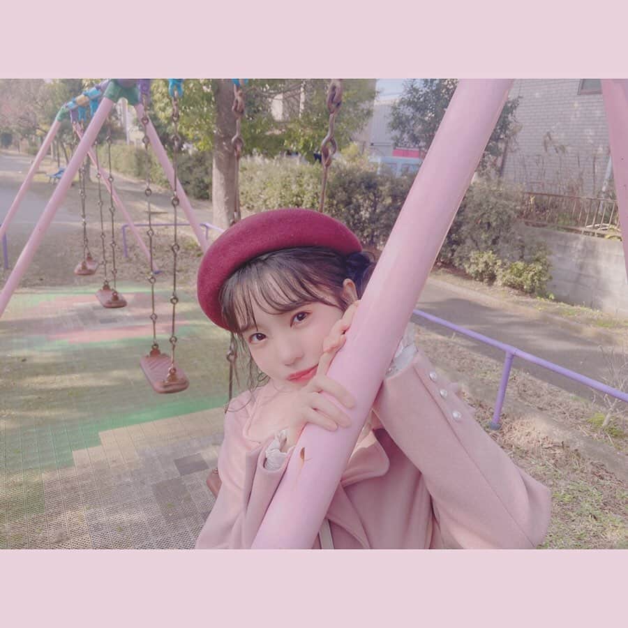 のインスタグラム：「かやたんのあくありうむ パンフレットのオフショットです。 お洋服(@fi.n.t_official ) ・ ・ スタジオ近くにあった小さな公園、ピンク色のブランコがお洋服に合っていて可愛かったです♡ ・ ・ イベントは新型コロナウイルスの影響で中止になってしまいましたが、その代わりにバースデーカウントダウンをニコ生で放送できることになりました🎂 ・ ・ 応援してくださる皆さまと、私に寄り添ってくださるスタッフさんに感謝です✨ ・ ・ #奥野香耶 #かやたん #あくありうむ #ピンクコーデ #公園 #fint #フィント」