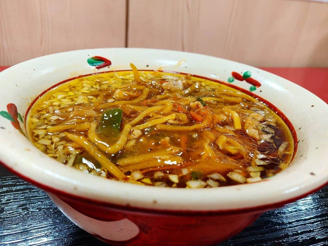 のインスタグラム：「＿＿＿＿＿＿＿＿＿＿＿＿＿＿＿＿＿ 🍜：竹豚ラーメン 🏠：笑楽亭(新宿小田急百貨店うまいものめぐり) ￣￣￣￣￣￣￣￣￣￣￣￣￣￣￣￣￣ 【原点を守り伝える長野のカリスマ】 長野県のローカル番組、みんなのラーメン視聴者である私は笑楽亭の竹豚ラーメンを食べてみたい！と思っていた。その笑楽亭が新宿にやってくるんですもの、行かない手はないでしょう。 コロナの影響にも関わらず、小田急百貨店のうまいものめぐりは人が沢山。タイミングよく並び無しで入店からの… . ちゃっくどぉ〜ん！！ . 竹豚ラーメン、まさに青椒肉絲ラーメンといった面持ち。まずスープがうまい！しっかりとした出汁が出てますね、あからさまでなく自然なおいしさに、鶏油が非常にコク深い。そこに竹豚餡掛けが絶妙なバランスで融合する。 細麺はボンドオブハーツらしさのある、しっかりとした作りで上品にうまい。昔の竹豚ラーメンを食べた事ないけど、もの凄くブラッシュアップかつ洗練されたものだと思う。大好きな原点を沢山の人達に食べてもらい、受け入れていただこう、という思いを勝手に汲み取った一杯でした。」