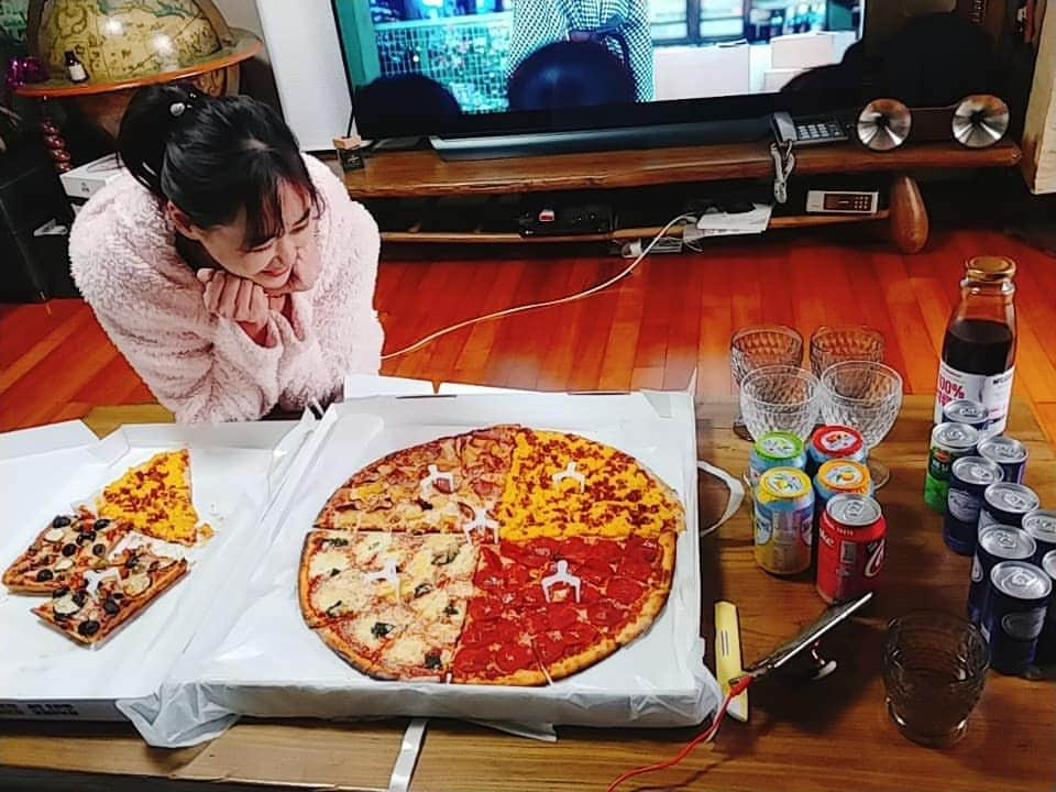 カン・レヨンさんのインスタグラム写真 - (カン・レヨンInstagram)「#주말엔집콕~ #매덕스피자🍕🍕🍕 #다이어트가뭐죠 #코로나저리가라👊🏻 #기쁘게먹으면0칼로리😝 #이태리피자가 질릴때쯤 뉴욕피자가 땡길때 왜 그럴때 있자나요~~~ #뉴욕피자스타일 #맥앤치즈피자 #가지올리브피자 #마르게리따피자 #pizza🍕#all_day_home」2月29日 18時26分 - 1388lion