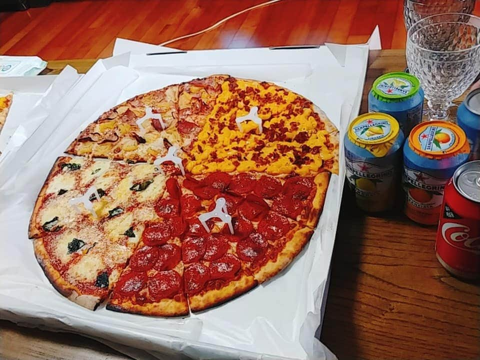 カン・レヨンさんのインスタグラム写真 - (カン・レヨンInstagram)「#주말엔집콕~ #매덕스피자🍕🍕🍕 #다이어트가뭐죠 #코로나저리가라👊🏻 #기쁘게먹으면0칼로리😝 #이태리피자가 질릴때쯤 뉴욕피자가 땡길때 왜 그럴때 있자나요~~~ #뉴욕피자스타일 #맥앤치즈피자 #가지올리브피자 #마르게리따피자 #pizza🍕#all_day_home」2月29日 18時26分 - 1388lion