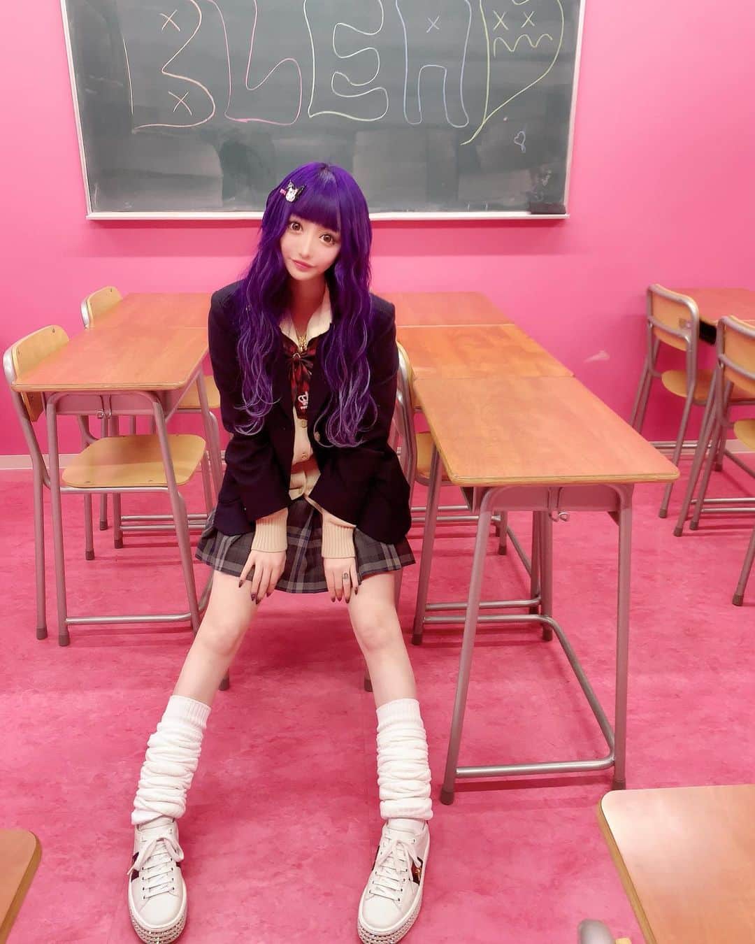 せリかまちょ（奥脇晴梨夏）さんのインスタグラム写真 - (せリかまちょ（奥脇晴梨夏）Instagram)「こないだやっと髪紫にしてから初めてYouTube撮ったからもう少しの間だけ金髪ショートの時の動画が続くんだぁ…( ´•௰•`)💜 いつ来るか⁉️という目で見守ってください( ᷇࿀ ᷆ )︎︎︎︎✌︎︎︎✌︎︎︎︎︎ﾌﾌﾌ ・ ・ #purple #紫 #🍆 #制服 #jk #ルーズソックス #gucci #blea」2月29日 18時26分 - serikama_cho