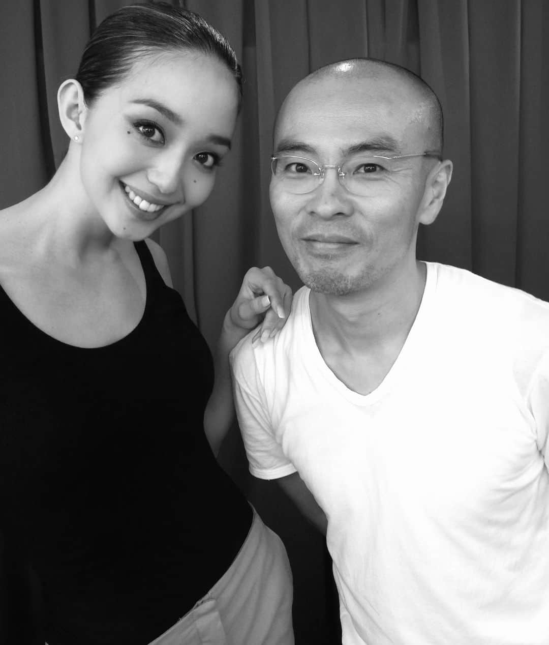 松島花さんのインスタグラム写真 - (松島花Instagram)「: 日本を代表するヘアメイクアップアーティスト 加茂克也さんがお亡くなりになりました。 : 初めてお会いしたのは私が14歳の頃、 東京コレクションでのお仕事でした。 ショーのモデルとして身長が低いことを コンプレックスに思っていた私を 他のモデルさん達と比べることなく、 私自身の個性をみつけて褒めてくれたことを 今でもよく覚えています。 その後もショーや撮影でご一緒する度に 加茂さんの創る世界に魅了されました。 そして、モデルの役割がどういうものかを 加茂さんから教わることができました。 これからも加茂さんのクリエーションを 見続けたかったです。 いつも気さくで優しい笑顔が大好きでした。 心よりご冥福をお祈りいたします。 : 写真は2013年のものです。 #加茂克也 さん #katsuyakamo #RIP」2月29日 18時20分 - hana_matsushima_official