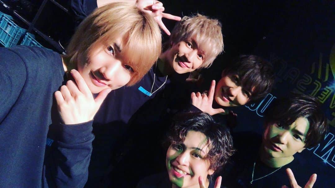 のインスタグラム：「『2月28日』  昨夜、幕が上がった。 この日の為に、やってきた。 想いが詰まったLIVE。  無事に終了しました。 本当にありがとう。  声援の力、すごかった。 すごくたくさんの人が 来てくれました。夢を 後押ししてくれました。  ゆうととブレイクとしては 最後のステージ。 まだまだやりたい曲は たくさんあったけど、 今の僕らに出来ることを 精一杯やりました。  目標を大きく超えて  700人突破。  最後の最後まで 信じるしかなかった、 信じてよかった。 自分の心と、みんなを。 本当にありがとう！  なにかが変わった一日。 まだ野望は全て叶ってはないけど、 次の壁を壊して進んでいきたい。また、次のライブも、イベントもきっと続々発表されるでしょう。これより、大きな壁も。破壊しよう。その先の景色も全部見ちゃおう。  生きてるって感じよう！  また配信とか、 イベントで話せたら いいな！  みんなありがとうございました！」