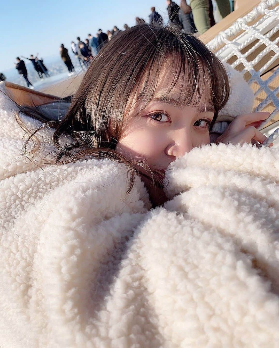 下口ひななのインスタグラム：「楽しかったね﻿ ﻿ ﻿ 寝れる網があったので寝たのですが起き上がるのが難しくて助けてもらいました﻿ ﻿ こんなすまし顔ですが腹筋めっちゃ使ってます﻿ ﻿ ちなみに渋谷です🤗﻿ ﻿ 渋谷なんでもあるね！！！﻿ ﻿ #shibuyasky #渋谷 #モコモコアウター  #めっちゃ暖かい  #風吹くと寒い  #あたりまえたいそう」
