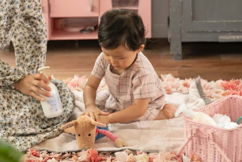 村上萌さんのインスタグラム写真 - (村上萌Instagram)「子どもの力でもプッシュできて、手が荒れづらいナチュラルサイエンスのハンドソープは実家にも大阪にも置いてる。﻿ ﻿ それにしても、赤ちゃんの時から撮影でお世話になってるおかげでちゃんと習慣になって、手首まで泡をモコモコにする手洗いも、定期的な保湿も、完璧に自分でやってくれるようになった🥺﻿ ﻿ 「ママあのさ、オムツかゆくなってきたから、替えてクリーム塗ってもらっていい？」って言われた時は「そんな喋れるならトイレ行けるよね☺️」って思ったけど。﻿ ﻿ 保湿セットはピクニックバスケットにひとまとめにしてリビングと寝室に。知らない間に母が色を塗ってピンクになってた😳﻿ ﻿ ﻿ ﻿ #かぞくごと #ママアンドキッズ #子豚へのマッサージが本格的 #お仕事何してるんですかーって豚に聞いてた #我が家のウイルス対策」2月29日 18時29分 - moemurakami_