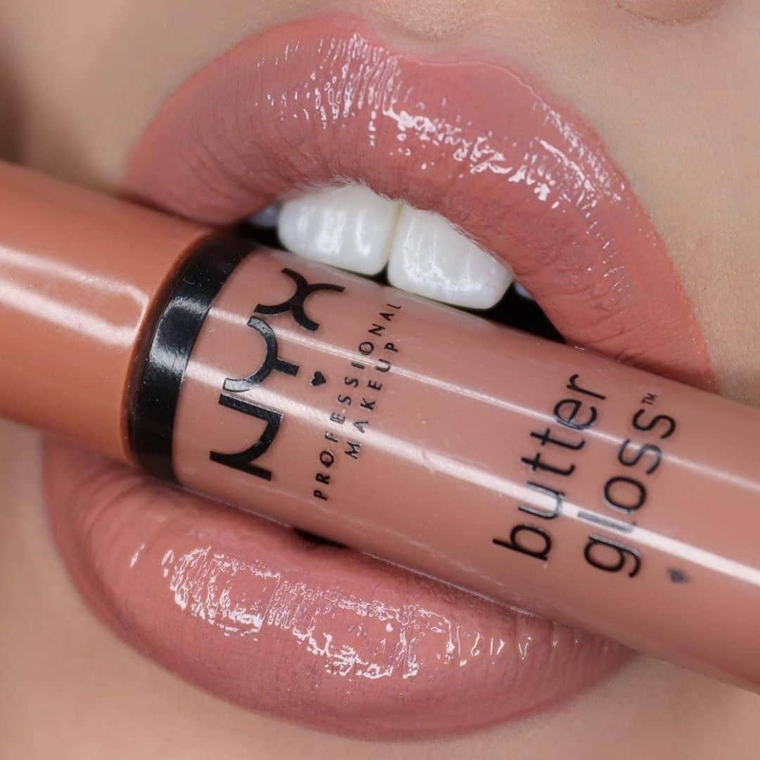 NYX Professional Makeup JPのインスタグラム：「【LAのトレンドリップ 💋 】 . #バターグロス は、なめらかな着け心地が特徴的なリップグロス ❤️ シアーな色味が人気の秘密 ✨ 今までのメイクにプラスして、アクセントとして使うのもおすすめ 👍 . 3月5日には、新たに10色が仲間入り 😆 気分によって、色んなバターグロスを試してみてね 💫 . バター グロス  900円（税抜）カラー14 . #メイクアップジャンキー  #LAメイク #マットリップ #コスメ紹介 #リップレビュー #ナチュラルメイク #リップグロス #コスメ好き  #トレンドメイク #コスメ好きな人と繋がりたい #コスメ垢  #ナチュラルメイク #デパコス #ツヤ肌メイク  #海外コスメ  #メイク好き  #メイクマニア  #メイクアップ #コスメレビュー #プチプラコスメ #コスメ購入品 #コスメマニア #NYX #LA #nyxcosmeticsjp #nyxprofessionalmakeup #cosme #makeup #makeuplover」