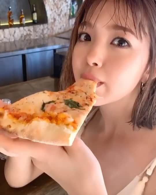 藤田ニコル１st写真集【公式】のインスタグラム：「本日は、好評のもぐもぐシリーズから。 🍕をもぐもぐするにこちゃん。  藤田ニコル　１st写真集 『好きになるよ？』 再入荷しました🍒 購入は、トップ🔝のリンクから。  #藤田ニコル１st写真集　 #藤田ニコル #にこるん #ニコスキ」