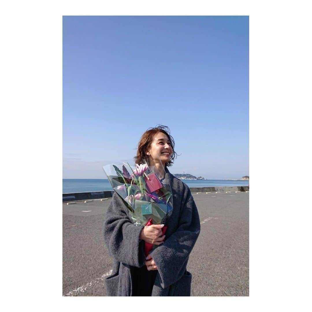 稲沢朋子さんのインスタグラム写真 - (稲沢朋子Instagram)「お花💐嬉しい❤️➡️swipe➡️ ありがとうございました☺️ 46歳仕事STARTは癒される海での撮影でした✨ 沢山のお祝いメッセージをありがとうございました❤️ みなさま今後ともどうぞよろしくお願いします☺️ そして コロナ…早く終息してくれる事を願って。みなさま用心して過ごしましょう #お花のある暮らし　#shooting #ありがとう　#誕生日サプライズ  @glow_tkj  @yukakomorino  @kazumi.yasutake」2月29日 18時41分 - ina_tomo